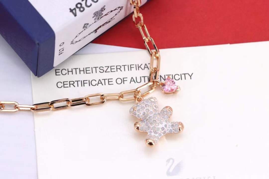 “Schwarlow Rose Crystal Teddy Bear Bracelet: Elegant Gift with Classic Schvalersky Technology” - 图片 4