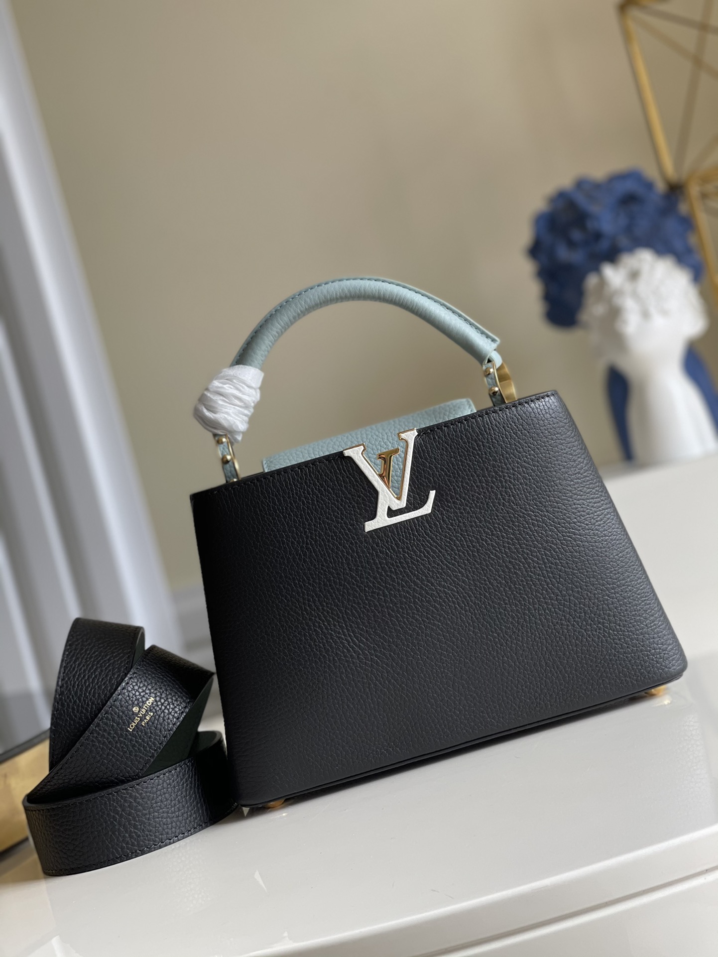 NO:396758,【Exclusive real photo of M57523 black small】CAPUCINES imported grain Taurillon leather shaping Capucines matching iconic side rings and Monogram floral flap. Shows elegance and luxury size small 27*18*9 j.1200,LV [original leather],louis vuitton19860909【独家实拍M57523黑色小号】CAPUCINES 进口粒面 Taurillon 皮革塑造 Capucines搭配 标志性侧环和 Monogram 花卉翻盖.彰显优雅奢华尺寸小号27*18*9 j.1200,LV【原厂皮】,louis vuitton,Bag