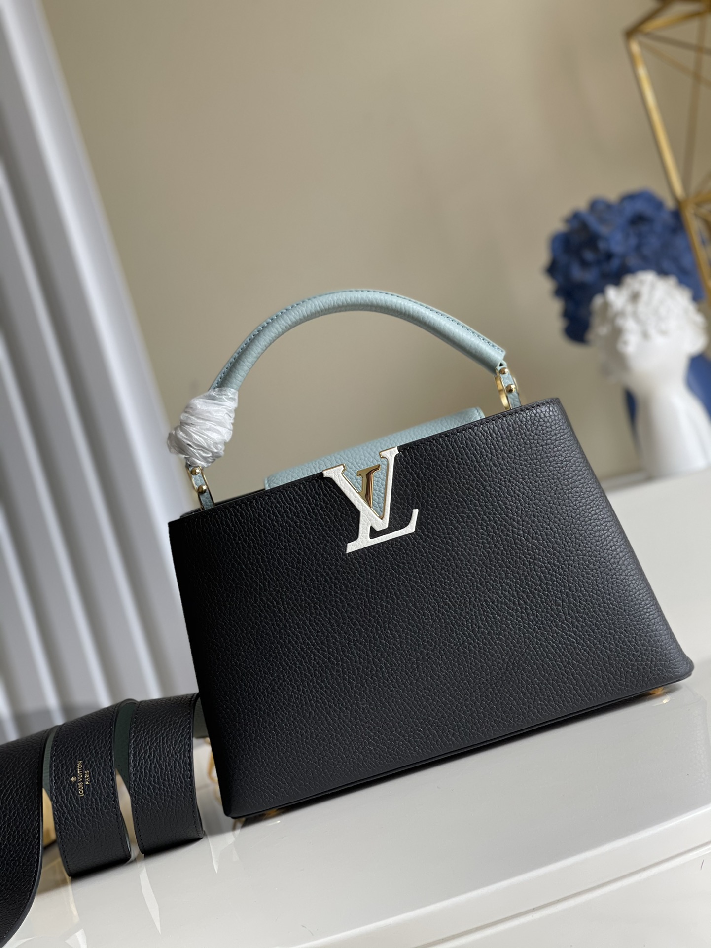 NO:396755,【Exclusive real photo M57523 black medium size】CAPUCINES M48865 imported grain Taurillon leather shaping Capucines matching iconic side rings and Monogram floral flap. Shows elegance and luxury size medium size 31.5*20*11 j.1300,LV [original leather],louis vuitton19860909【独家实拍M57523黑色中号】CAPUCINES M48865进口粒面 Taurillon 皮革塑造 Capucines搭配 标志性侧环和 Monogram 花卉翻盖.彰显优雅奢华尺寸中号31.5*20*11 j.1300,LV【原厂皮】,louis vuitton,Bag