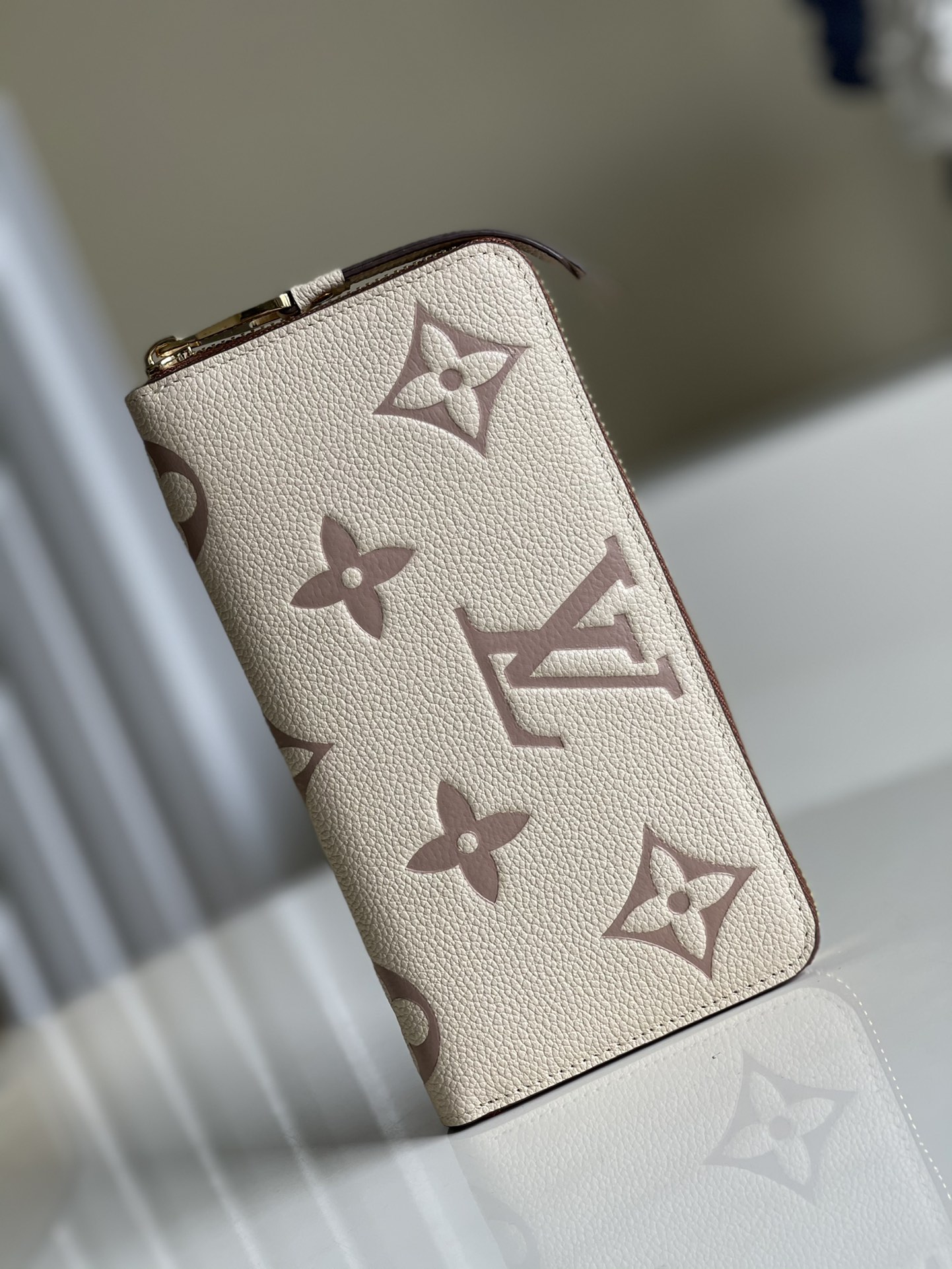 NO:396743,【Exclusive real photo M80116】Embroidered vertical wallet Zippy zipper vertical wallet that focuses on elegance and security Made of soft Monogram Shadow calf leather embossed with the iconic Louis Vuitton Monogram embossed Full-leeve pressed large flower gray apricot powder purple zippy zipper wallet oo [handshake] [handshake] Extreme textured pure black color matching complements the simple shape Wrapped zipper design brings together many practical elements size19.5x10.5x2.5cm z.380,LV [original leather],louis vuitton,louis vuitton,wallets,cowhide19860909【独家实拍M80116】压花竖款钱夹 注重优雅感与安全性的Zippy拉链竖款钱夹 由柔软的Monogram Shadow小牛皮裁制而成 饰有标志性路易威登Monogram压纹 全皮压大花灰杏粉紫色zippy拉链钱包oo[握手][握手]极富质感的纯黑配色与简约造型相得益彰 环绕式拉链设计 汇集众多实用元素 size19.5x10.5x2.5cm z.380,LV【原厂皮】,louis vuitton,louis vuitton,wallets,cowhide,Bag