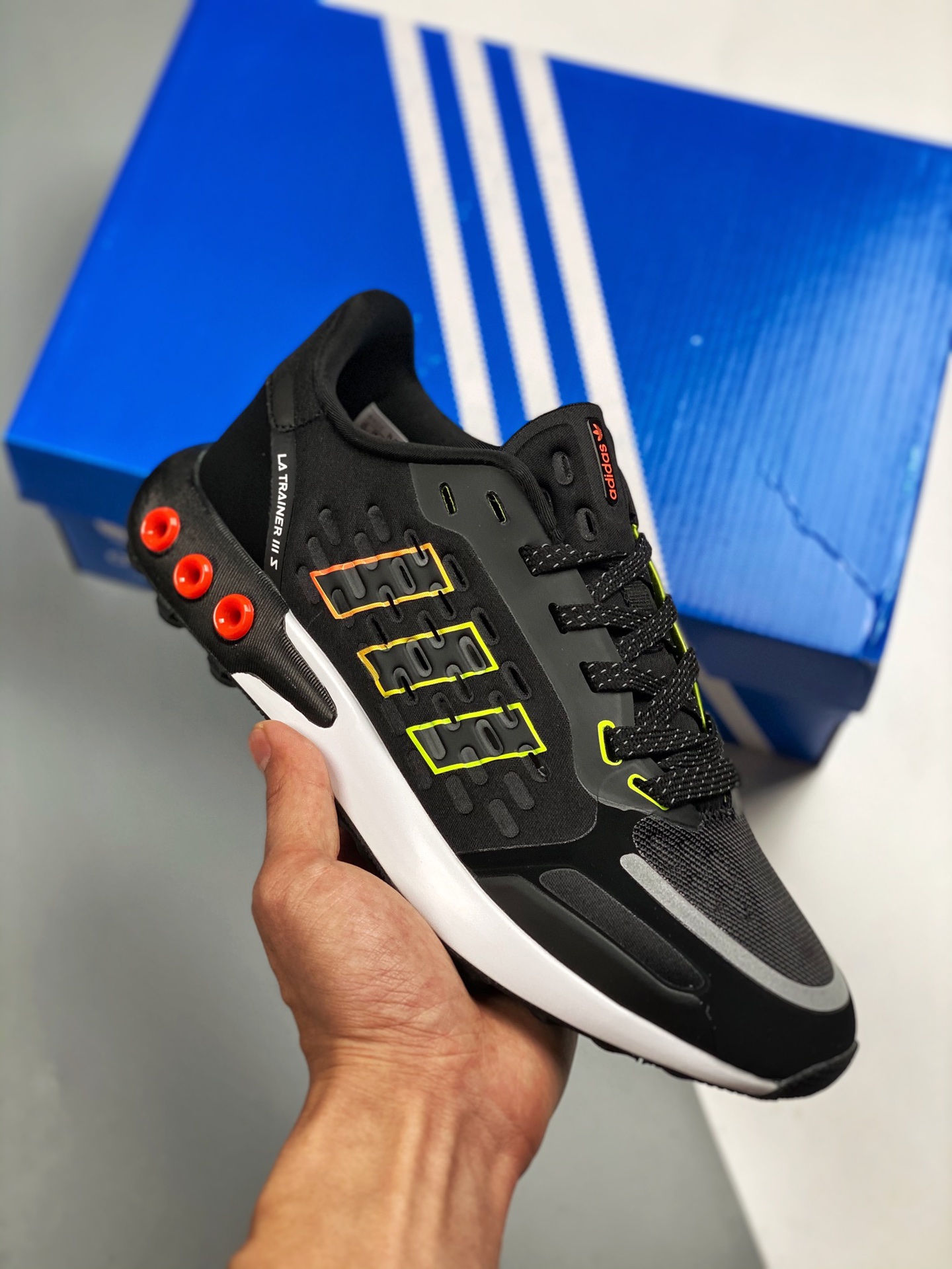 Adidas Orginals lanzó las zapatillas de running retro LA Trainer este modelo se basa en las Adidas Orginals LA Trainer …