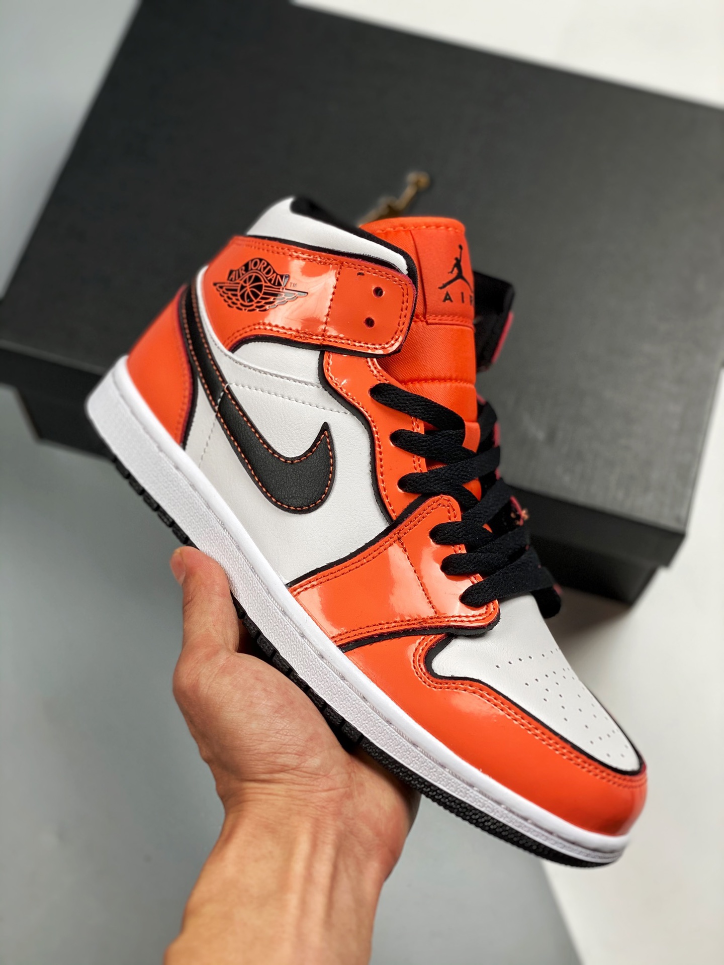 Air Jordan 1 Mid Negro Naranja Charol, serie de caña media, nuevo lote, suela original con molde original, cuero person…
