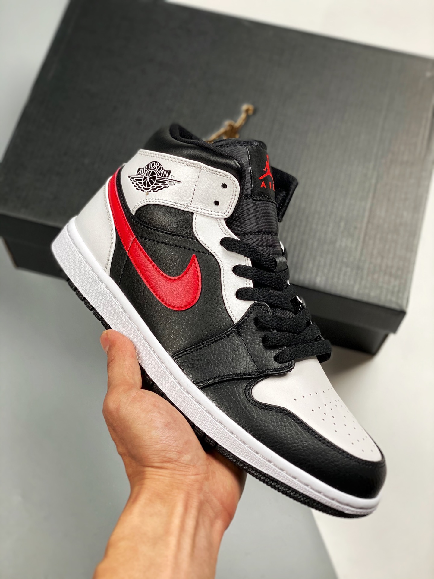 Air Jordan 1 Mid Negro Blanco Rojo Swoosh, serie de caña media, nuevo lote, suela original con molde original, cuero pe…