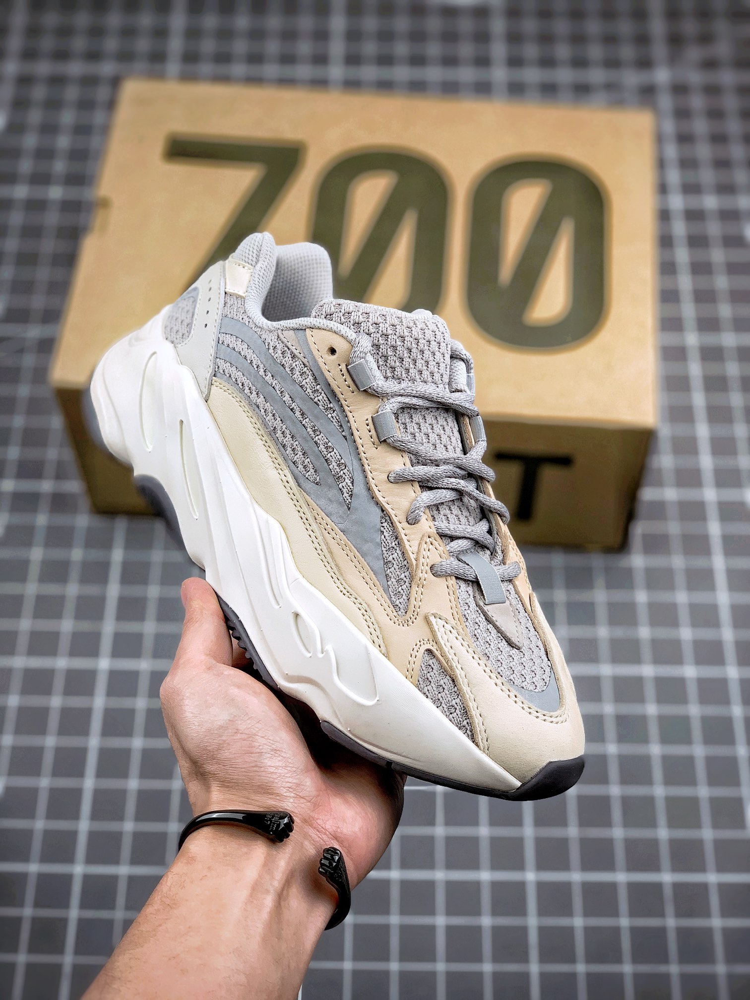 Yeezy 700 V2 "Cream" crema gris blanco, primicia de fotos reales en toda la red ‼️ Número de lanzamiento: GY7…
