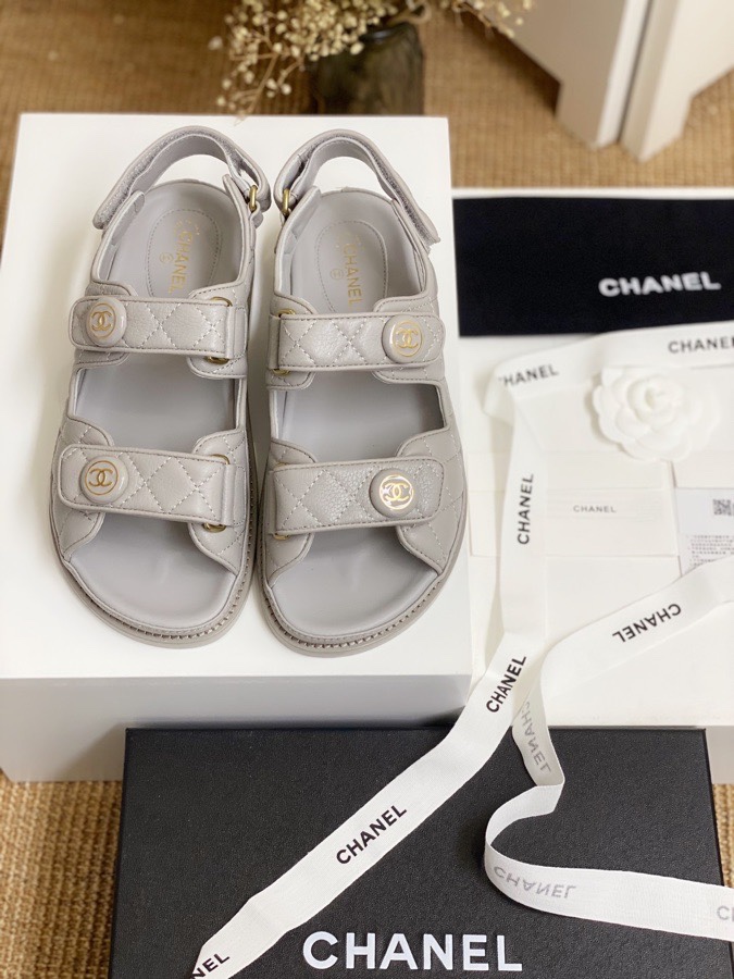 NO:165450,Top version (resin buckle) The highest version on the market Xiaoxiang Velcro sandal series Original one to one Heavy industry Created Super genuine version Fully custom-made and good materials Imported sheepskin Trim original resin buckle Inner/foot pad All imported mixed-bred sheepskin Outsole rubber sole, thickened double-layer leather outsole Size 35~40#, sandals, sandals, sheepskin, Leather soles19860909顶级版本 (树脂扣）市面最高版本  小香魔术贴凉鞋系列 原版一比一 重工打造 超正版型 全对原版定制上好材料 进口羊皮 饰扣原版树脂扣 内里/垫脚 包中底全部进口混种羊皮 大底橡胶底 ,加厚双层真皮大底 码数35～40#,凉鞋,sandals,sheepskin,Leather soles,Women's Shoes