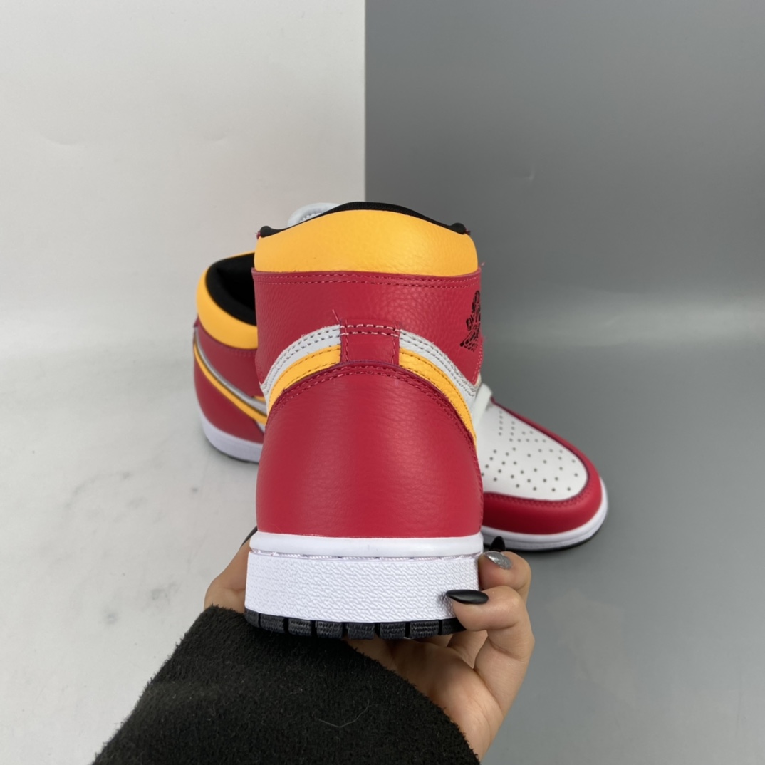 300 Air Jordan 1“Sail/University Red”AJ1 乔1奥运白红 高帮篮球鞋 555088-603