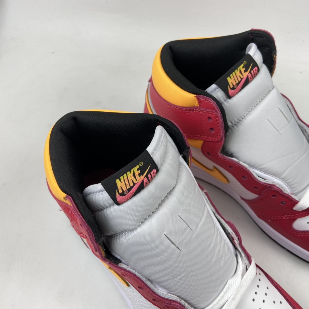 300 Air Jordan 1“Sail/University Red”AJ1 乔1奥运白红 高帮篮球鞋 555088-603