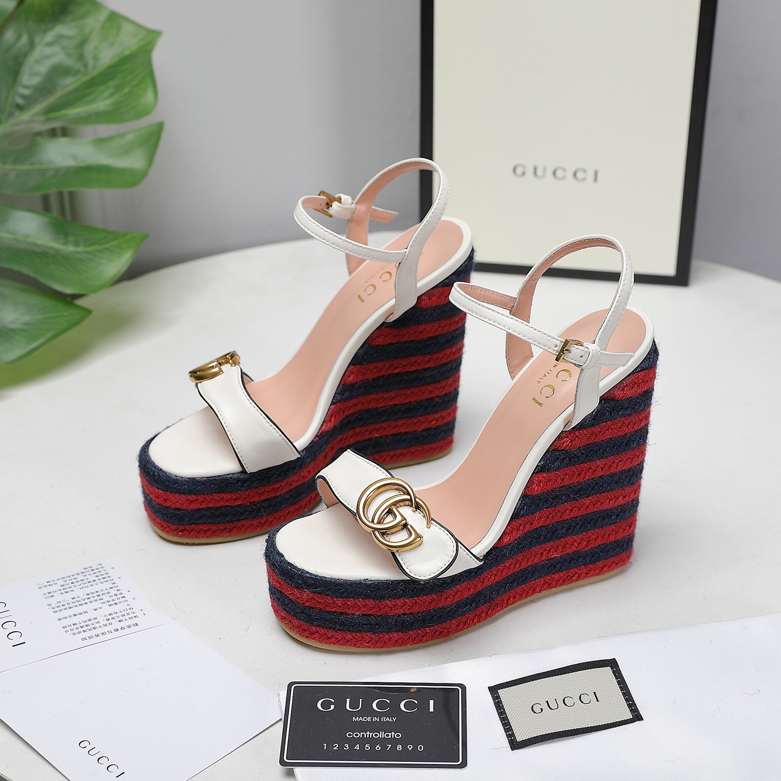 . Versión de gama alta 2021 Gucci Gucci nuevo talón inclinado sandalias de plataforma de agua Este p