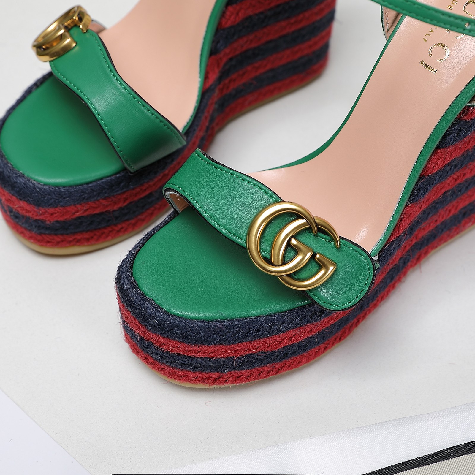 . Versión de gama alta 2021 Gucci Gucci nuevo talón inclinado sandalias de plataforma de agua Este p