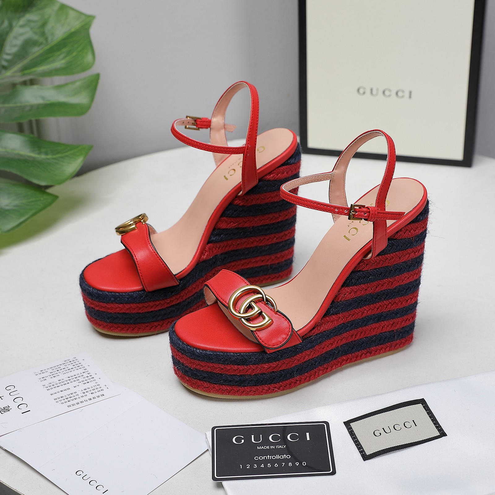 . Versión de gama alta 2021 Gucci Gucci nuevo talón inclinado sandalias de plataforma de agua Este p