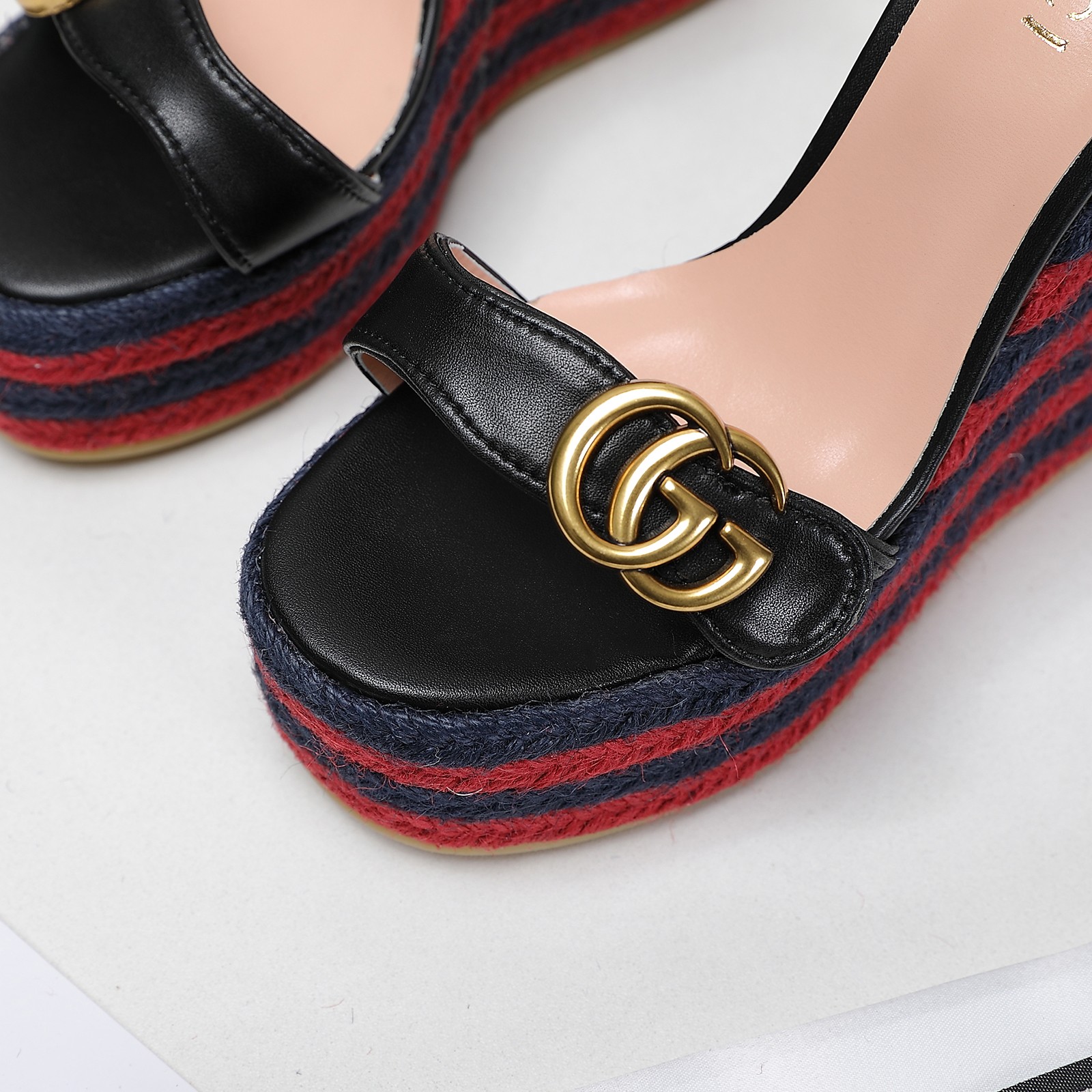 Versión de gama alta 2021Gucci Gucci nuevo talón inclinado sandalias de plataforma de agua Este par 