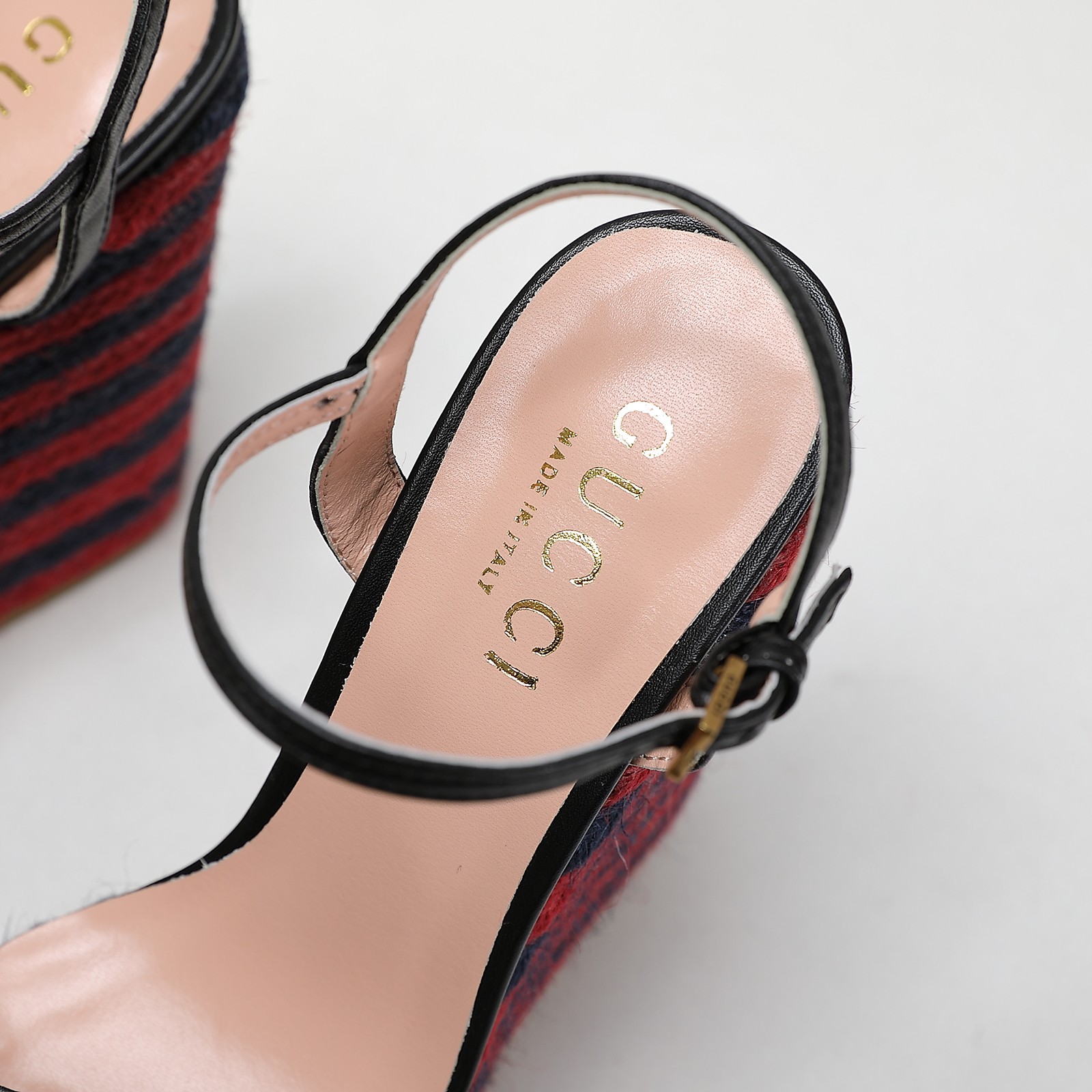 Versión de gama alta 2021Gucci Gucci nuevo talón inclinado sandalias de plataforma de agua Este par 