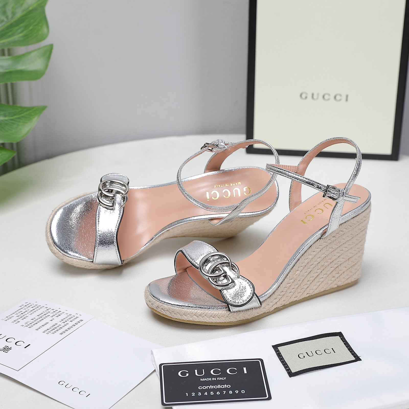 . Versión de gama alta 2021 Gucci Gucci nuevo talón inclinado sandalias de plataforma de agua Este p