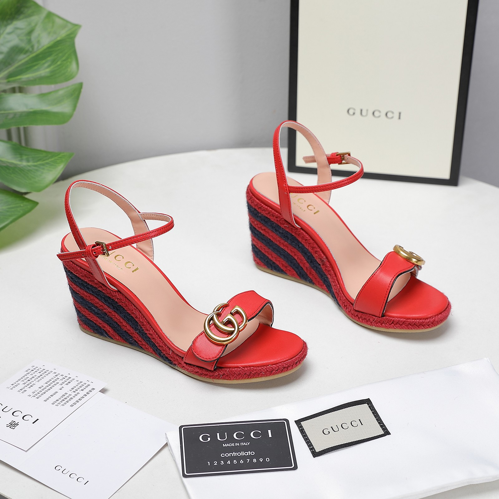 Versión de gama alta 2021Gucci Gucci nuevo talón inclinado sandalias de plataforma de agua Este par 