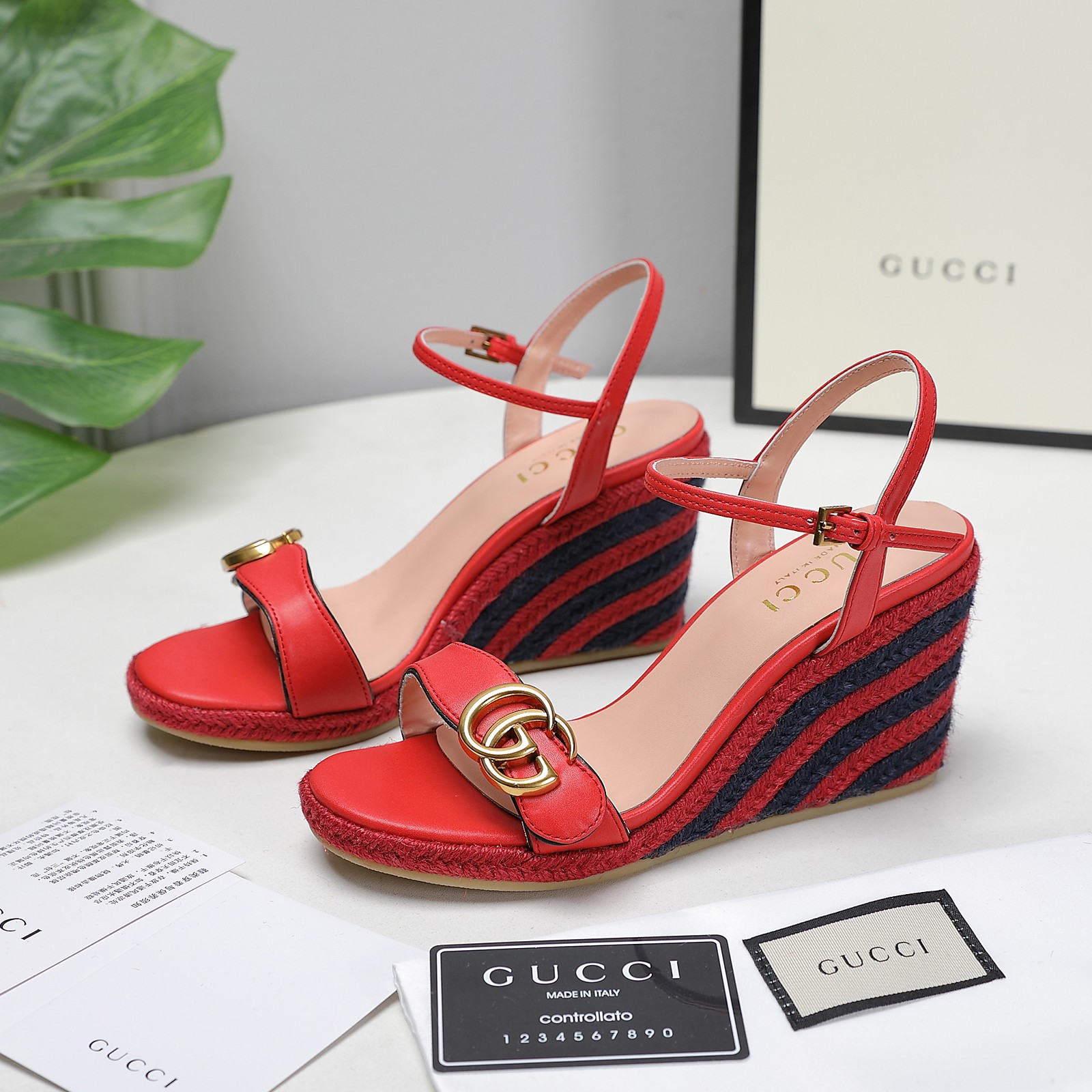 Versión de gama alta 2021Gucci Gucci nuevo talón inclinado sandalias de plataforma de agua Este par 