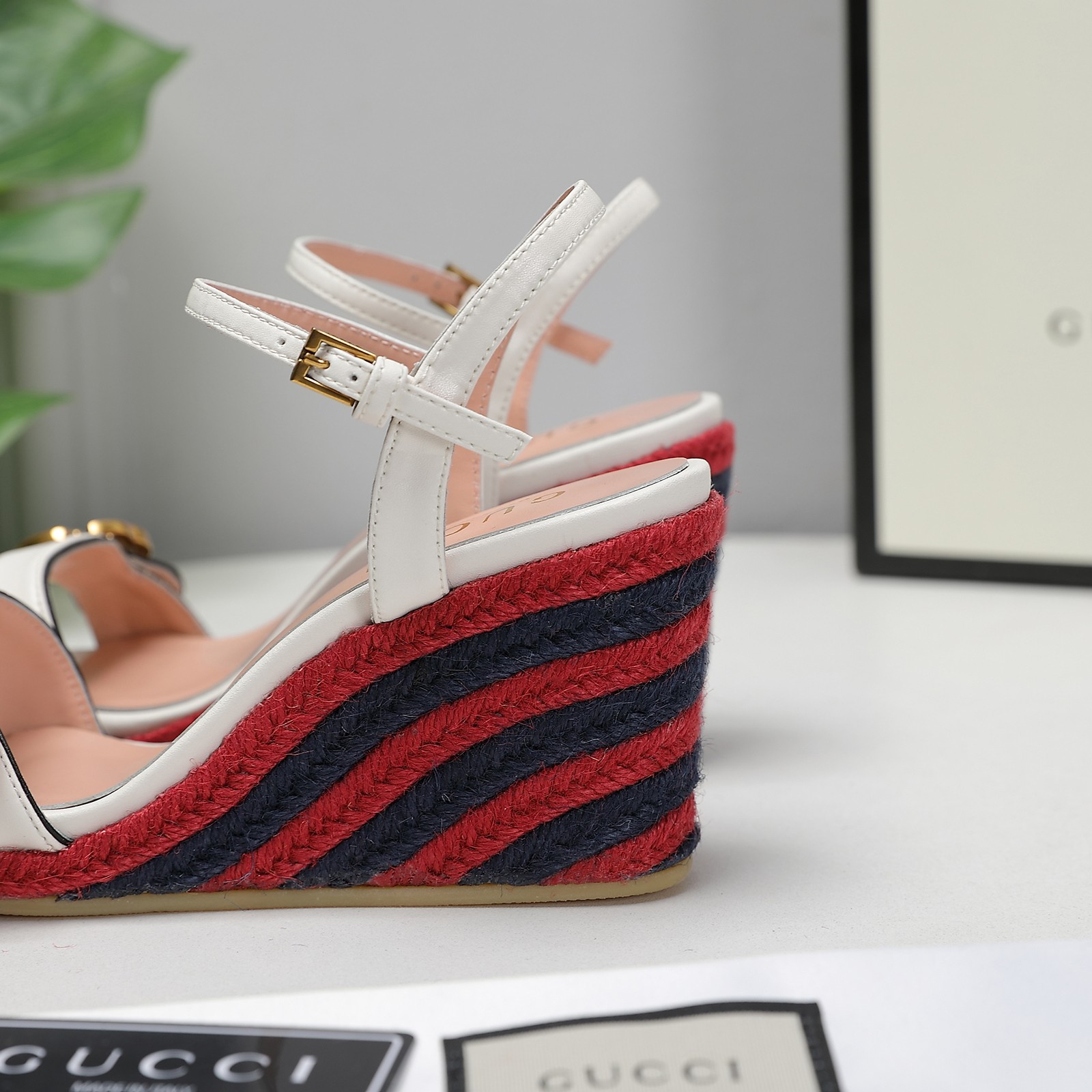 Versión de gama alta 2021Gucci Gucci nuevo talón inclinado sandalias de plataforma de agua Este par 
