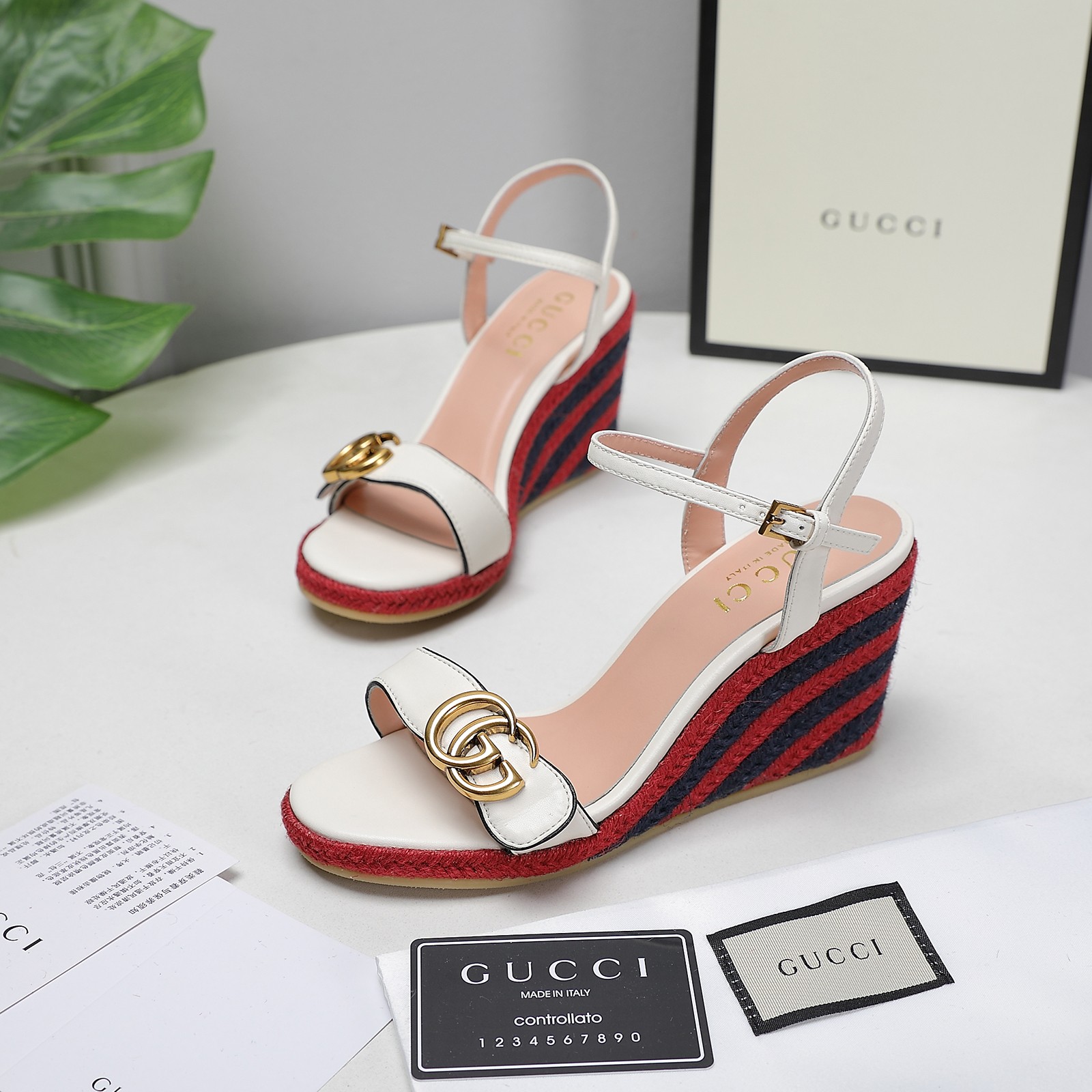 Versión de gama alta 2021Gucci Gucci nuevo talón inclinado sandalias de plataforma de agua Este par 
