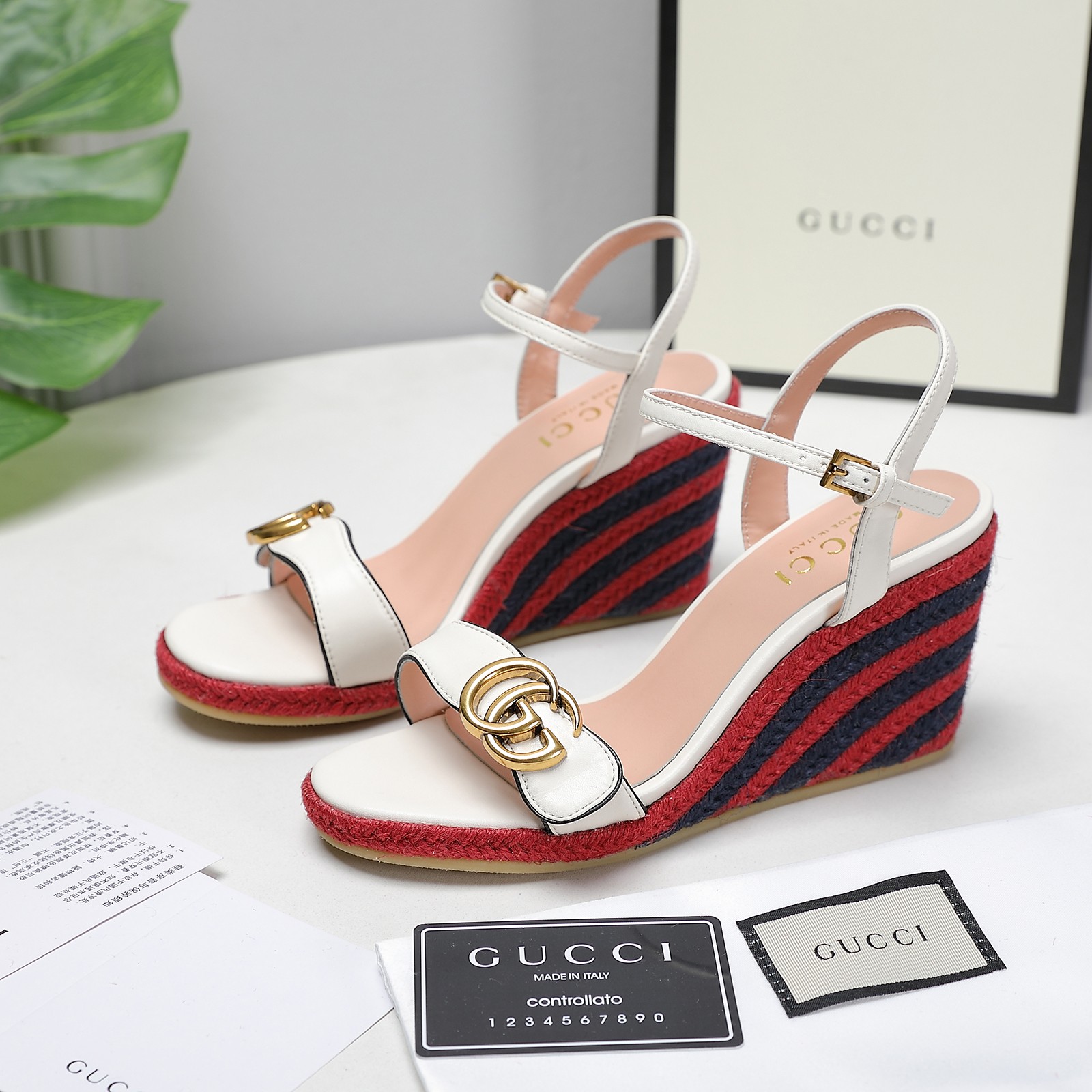 Versión de gama alta 2021Gucci Gucci nuevo talón inclinado sandalias de plataforma de agua Este par 