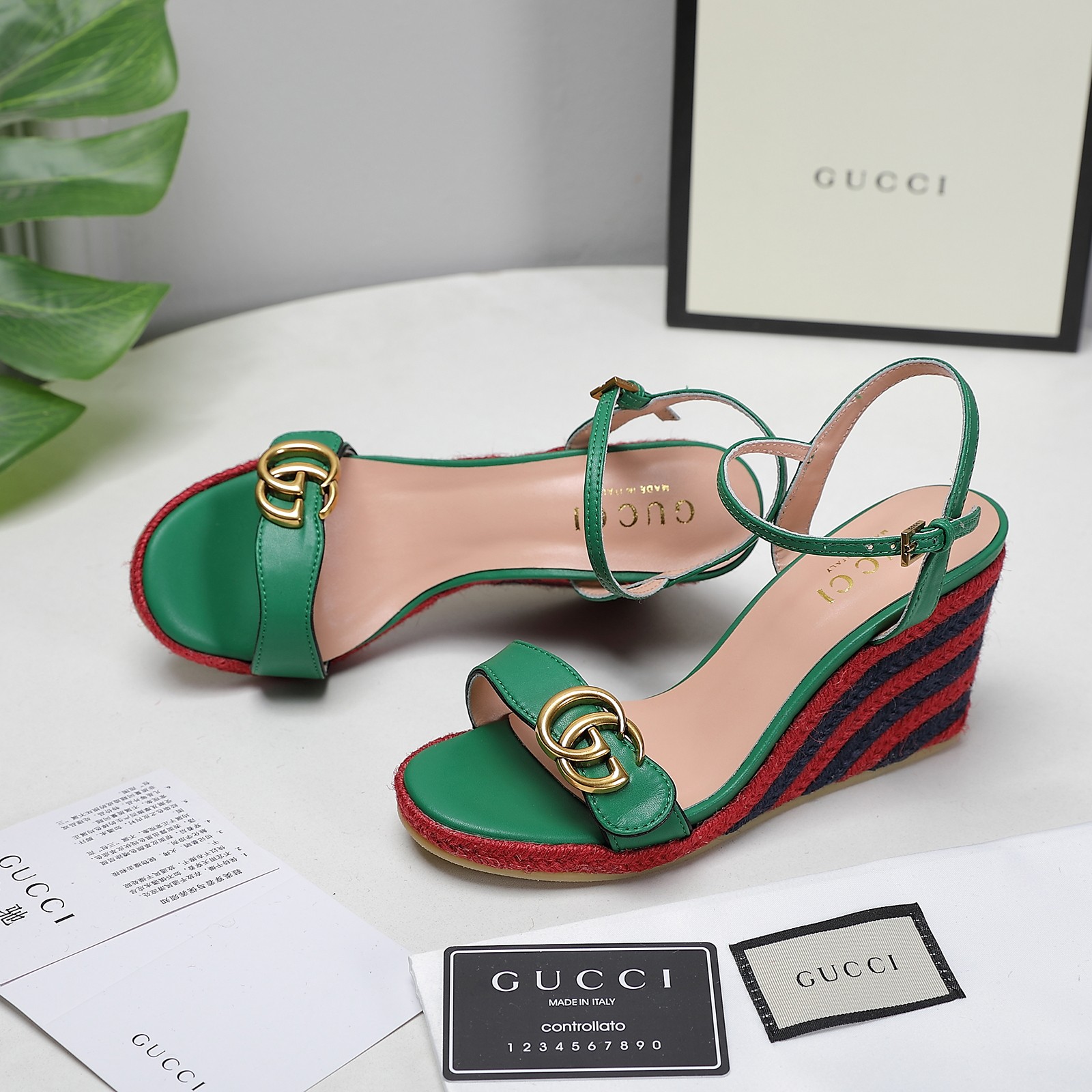 . Versión de gama alta 2021 Gucci Gucci nuevo talón inclinado sandalias de plataforma de agua Este p