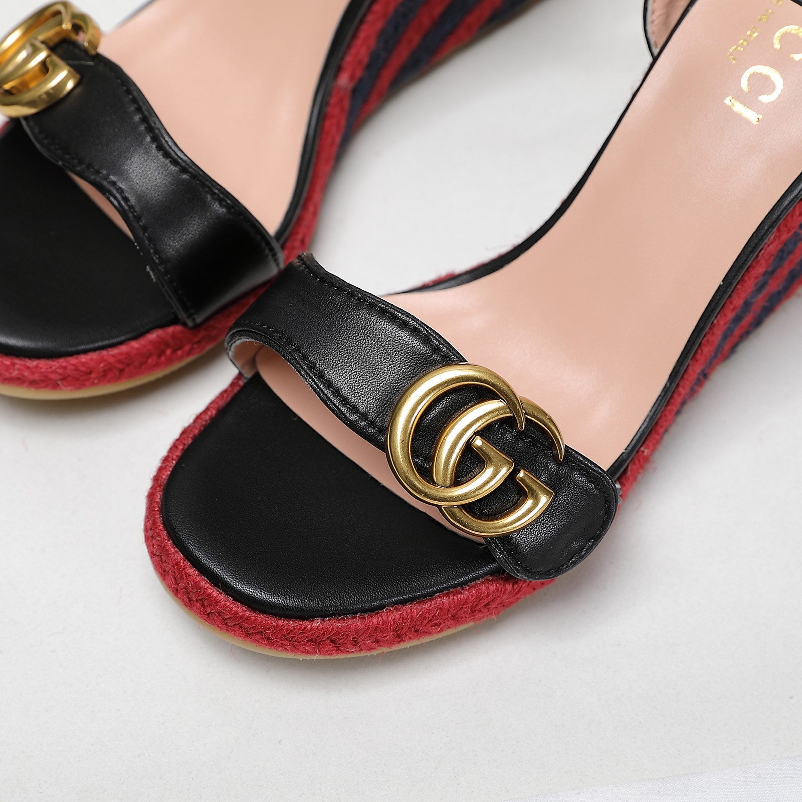 Versión de gama alta 2021Gucci Gucci nuevo talón inclinado sandalias de plataforma de agua Este par 