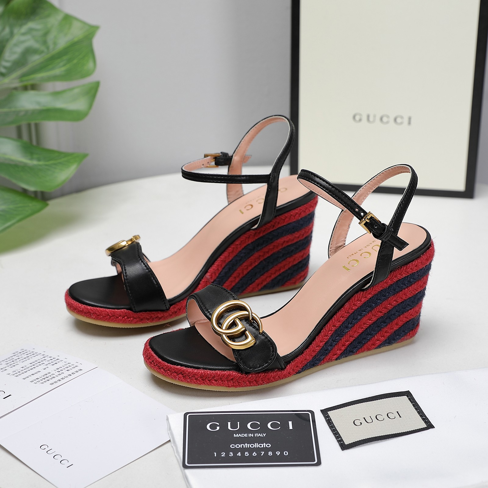 Versión de gama alta 2021Gucci Gucci nuevo talón inclinado sandalias de plataforma de agua Este par 