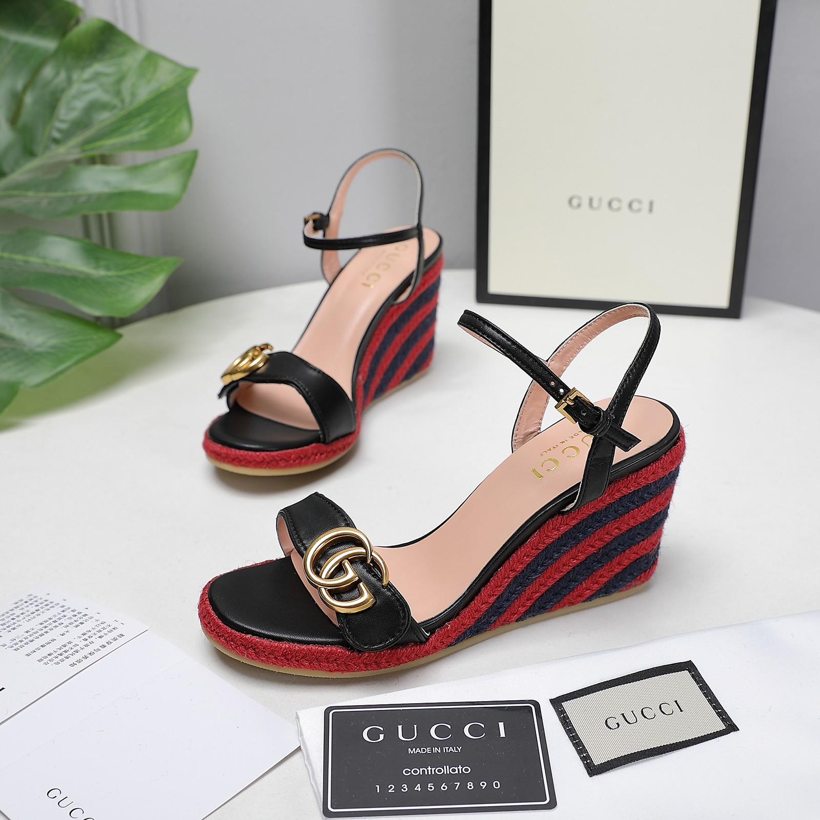 Versión de gama alta 2021Gucci Gucci nuevo talón inclinado sandalias de plataforma de agua Este par 
