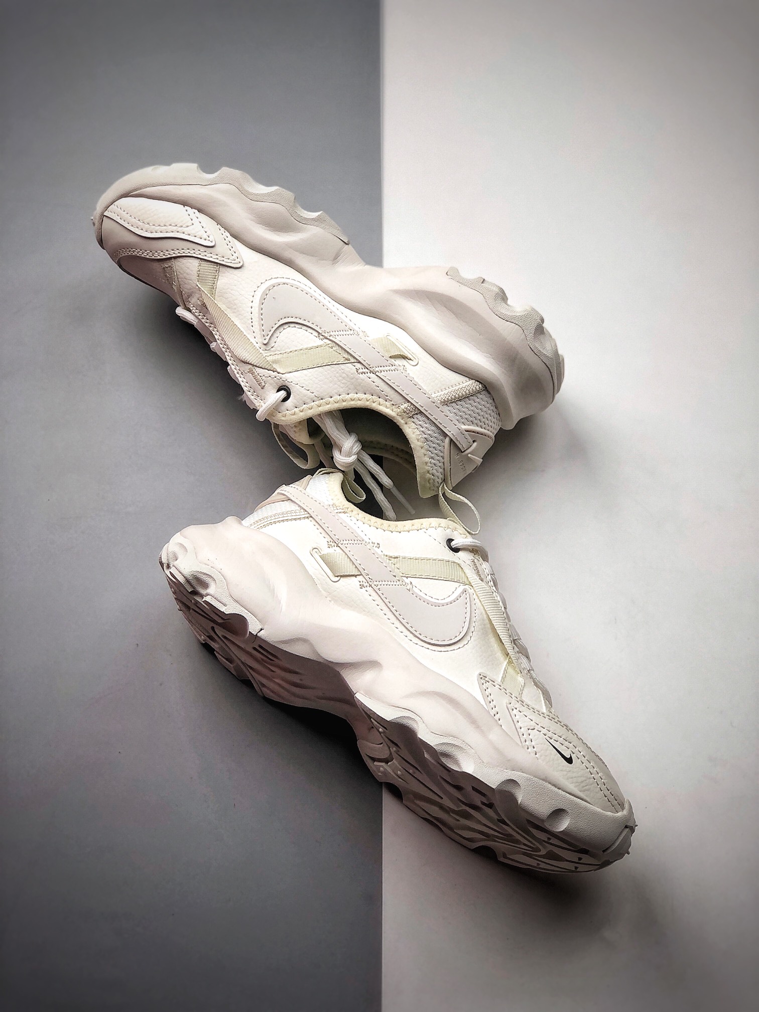 220  Nike TC 7900 21年春季新款 运动休闲厚底老爹鞋  DD9682-100