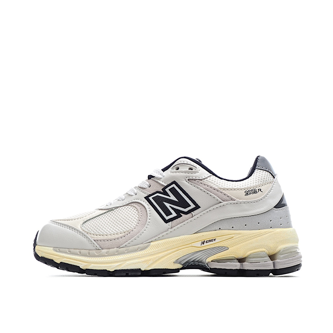 G5 New Balance WL 2002 复古休闲跑步鞋 ML 2002RC最新出的 2002R系列，鞋款延续了经典科技，升级版N-ERGY缓震物料机能与材质 上脚太舒适了，鞋面的柔软麂皮搭配尼龙网布，特别透气而且还复古感，不管是搭配牛仔裤还工装裤都是百搭