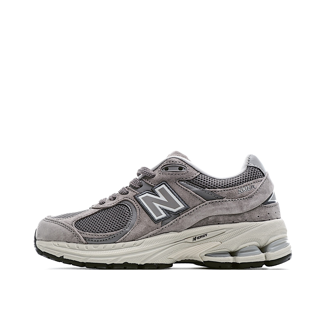 G5 New Balance WL 2002 复古休闲跑步鞋 ML 2002RC最新出的 2002R系列，鞋款延续了经典科技，升级版N-ERGY缓震物料机能与材质 上脚太舒适了，鞋面的柔软麂皮搭配尼龙网布，特别透气而且还复古感，不管是搭配牛仔裤还工装裤都是百搭