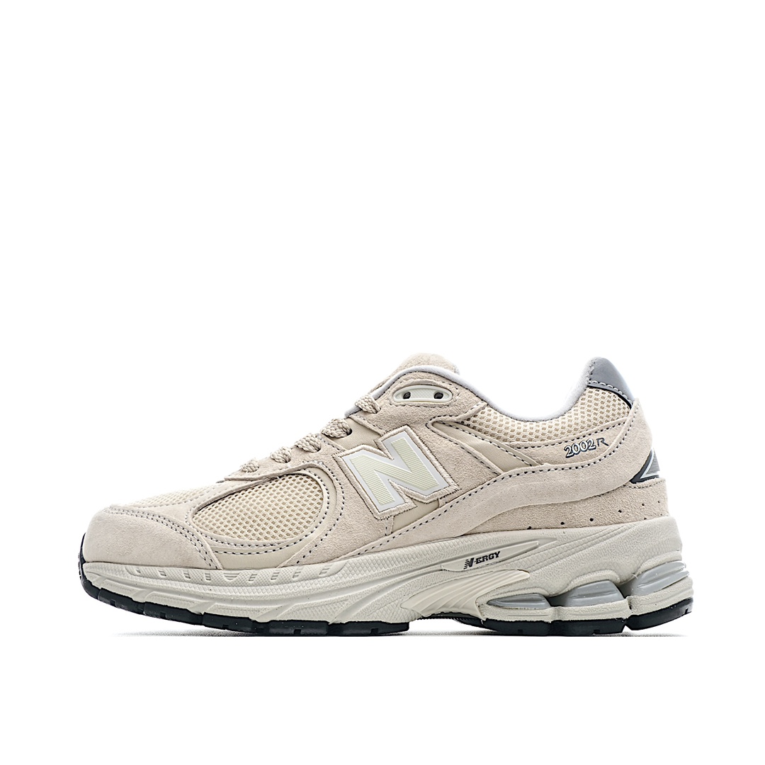 G5 New Balance WL 2002 复古休闲跑步鞋 ML 2002RC最新出的 2002R系列，鞋款延续了经典科技，升级版N-ERGY缓震物料机能与材质 上脚太舒适了，鞋面的柔软麂皮搭配尼龙网布，特别透气而且还复古感，不管是搭配牛仔裤还工装裤都是百搭