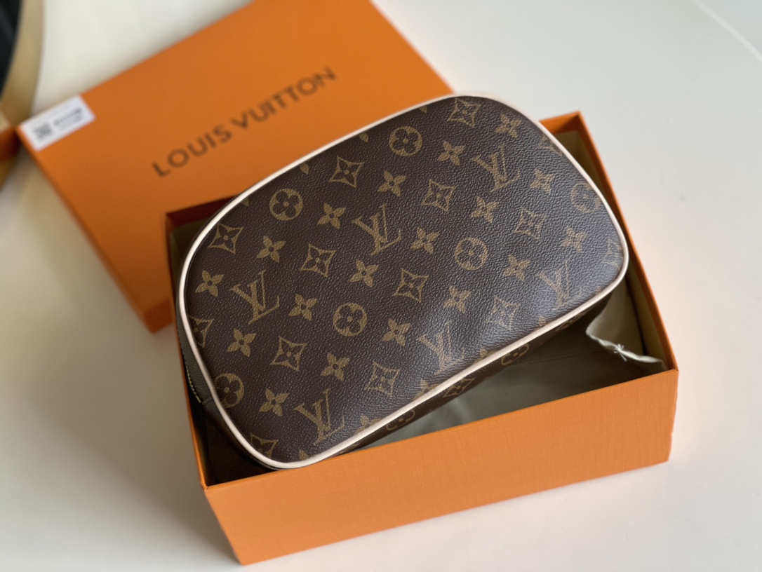 NO:396764,【Exclusive real photo M47527】N41420 white grid N47624 coffee grid This Damier canvas washbasket has an inner patch bag, equipped with a washable lining, and a slightly round bag shape can be easily stored in the travel bag. Size 25.5 x 17.0 x 9.0 cm a.,LV【original leather】,louis vuitton19860909【独家实拍M47527】N41420 白格 N47624咖啡格 这款Damier帆布盥洗包设有内贴袋,配以可水洗衬里,略呈圆形的袋形可轻易收纳入旅行袋内.尺寸25.5 x 17.0 x 9.0 cm a.,LV【原厂皮】,louis vuitton,Bag