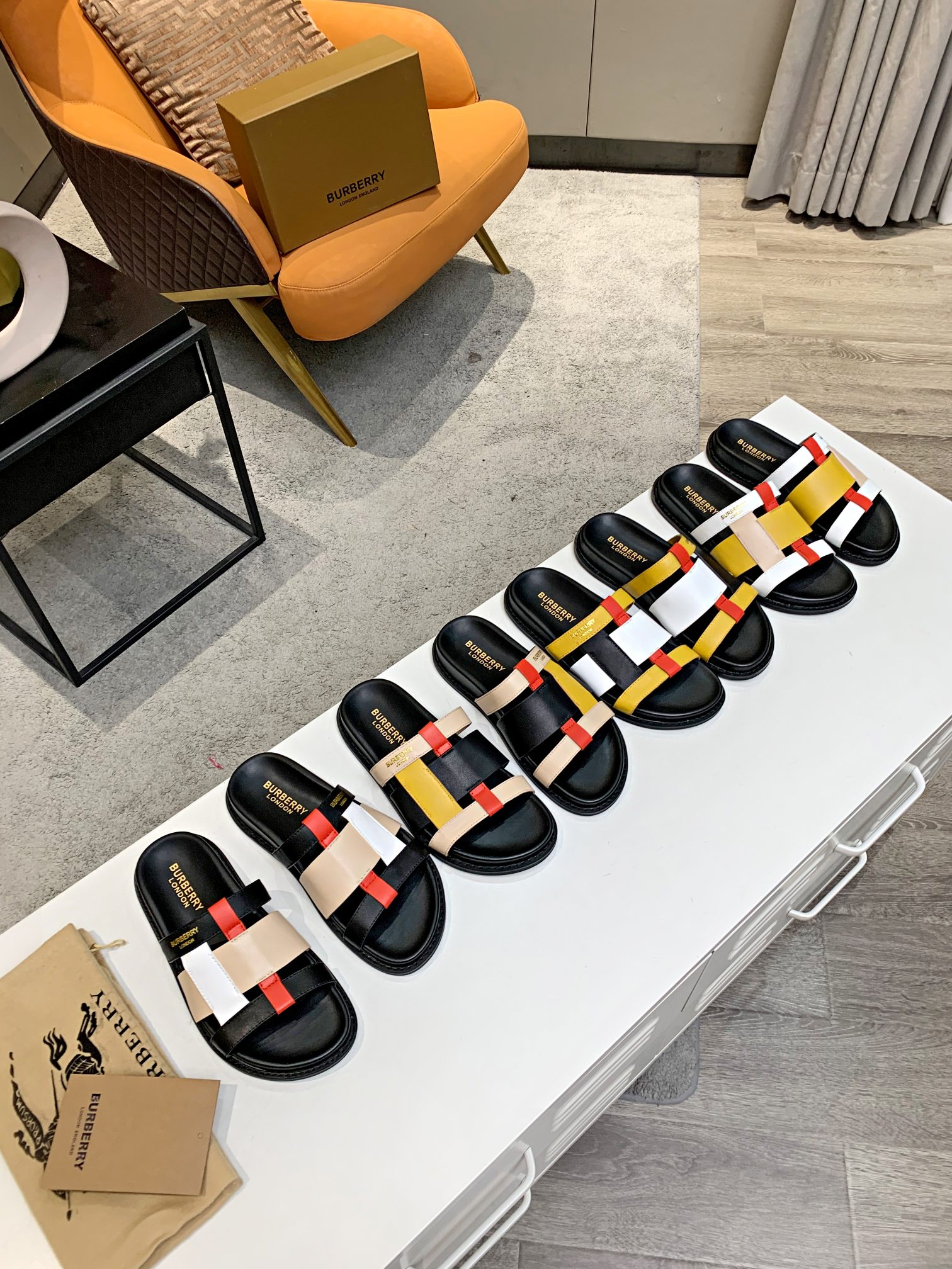 I0 Burberry 巴宝莉 2021年爆款拼色拖鞋出货,购原板复刻,独家开模大底, 面料：混种羊皮 里布：羊皮里 大底：橡胶 颜色：如图4色, 码数：35-40, 包装：原板包装