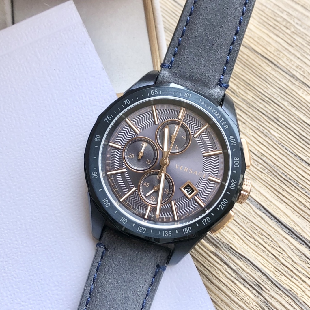 NO:157962,Batch: Original box: 50 channels Versace Men's latest Greek reversible fashion chronograph pvera002p, this Glaze chronograph is a must-have watch for modern men. The middle of the double case contains a transparent glass outer ring case, which highlights the iconic Greek reversible engraved on the metal case of the inner ring. It is equipped with a navy cowhide strap. 43mm round and dodeclined top ring. The middle case is decorated with Greek reversible and natural crystal dial cowhide strap, butterfly buckle movement Swiss 3H quartz movement, versace, versace, cowhide19860909批: 原盒:50 渠道Versace范思哲男士最新款希腊回纹时尚计时腕表pvera002p,此款Glaze计时腕表是现代男士的必备腕表之选.双表壳中部包含一个透明玻璃外圈表壳,烘托彰显出镌刻于内圈金属表壳上的标志性希腊回纹.配有一条海军牛皮革表带.43毫米圆形,十二边形顶圈.中间表壳饰以希腊回纹和天然水晶表盘牛皮革表带,蝴蝶搭扣 机芯瑞士3H石英机芯,,versace,versace,cowhide,Watch