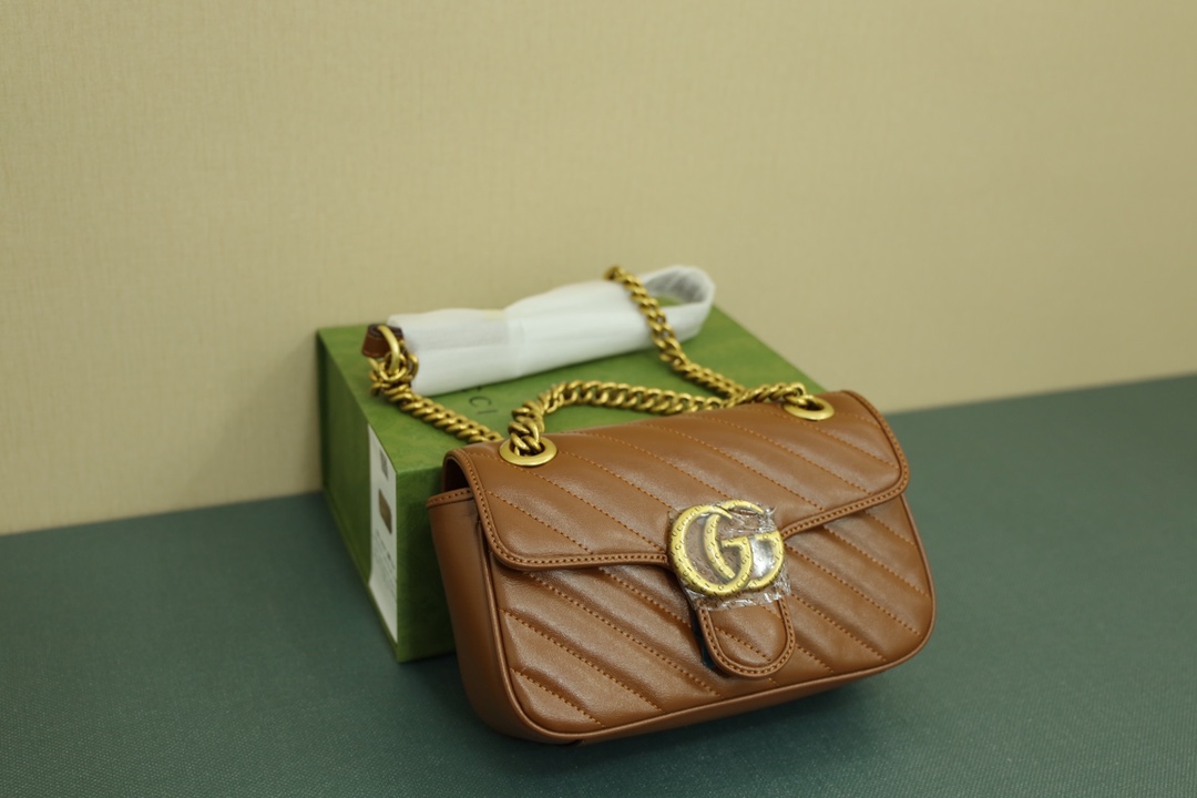 古奇新款GG marmont 焦糖色 
本地🅿️260  （Epilogue）系列旨在突破时尚界固有规则的束缚.传达单品不应只流行一季.而是随时间流逝相伴永久的全新设计理念.该系列汇聚了创作总监亚力山卓·米开理在过去5年内最具代表性的设计和图案.比如这款GG Marmont系列手袋.这款小号肩背包采用棕色斜纹绗缝皮革制作搭配该系列的经典造型设计.高辨识度的双G配件赋予手袋更多魅力.
规格：22*14*6cm