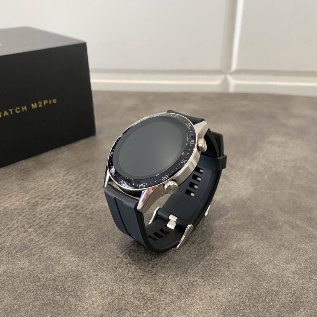 安福独家出货‼️ ln开发 GT2智能手表 本地批💰190 自带宇航员壁纸 多种表盘可切换! 合金金属外壳 全陶瓷蓝宝石屏幕 超高清显示 高容量纯钴电池 正常使用2天 待机4-5天! IP6防水级别 可佩戴游泳运动计时等 可打电话 检测心率 血压 心电 体温检测等 该有的功能基本都有 外观一比一某为GT2 表带可跟正品通用 可自由搭配更换表带 退换条件: 手表外观不磨损 屏幕保护膜不撕可退换! 三个月有任何质量问题可保修!