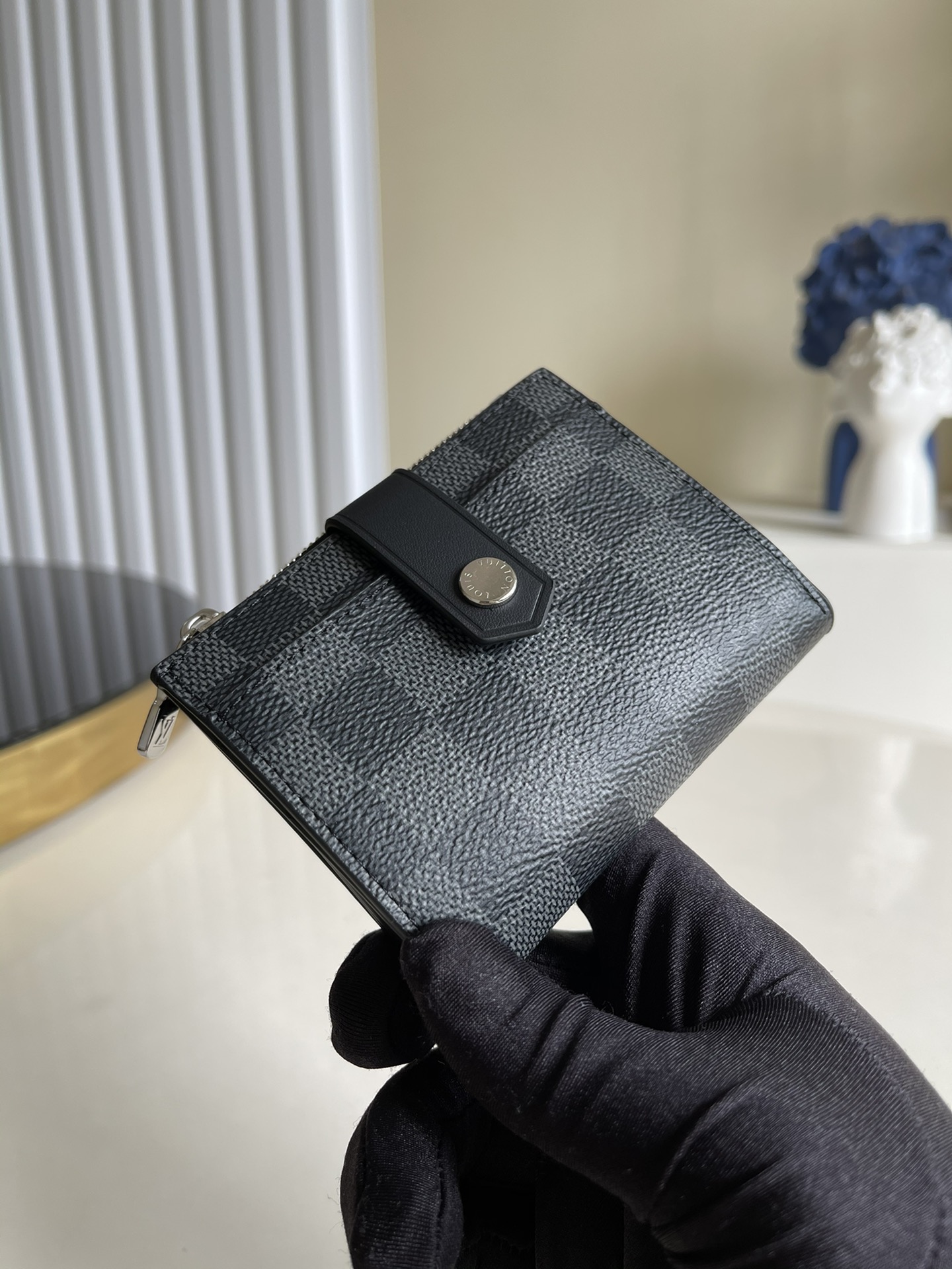 NO:396753,【Exclusive real photo M60451】Higer Victorinem This wallet is made of soft Monogram canvas! Lined with brightly colored inner lining! Extremely elegant temperament! light! The design and shape of the coin bag is more practical! Front with fixed hardware snaps, size 11*9*3 a202.,LV【Original leather】,louis vuitton19860909【独家实拍M60451】黑格Victorinem 此款钱夹采用柔软的Monogram 帆布制成！衬以颜色鲜艳的內衬！气质极为优雅！轻便！零钱袋的设计造型更为实用！ 正面带固定五金按扣 尺寸11*9*3 a202.,LV【原厂皮】,louis vuitton,Bag