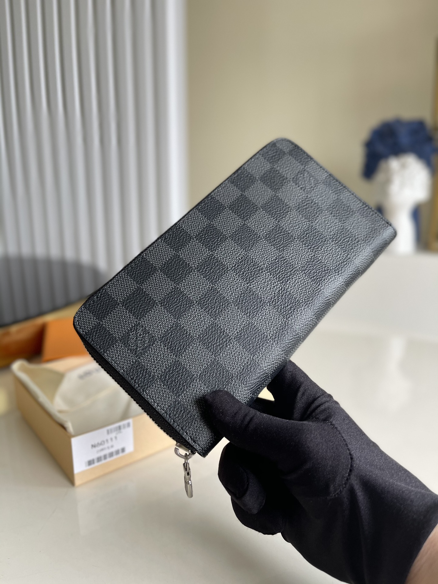 NO:396759,【Exclusive real photo N60111】Xinnet ZIPPY ORGANIZER Zipper Wallet Made of classic Damier Ebene canvas, the Zippy Organizer Zipper Wallet is extremely tight and compact, with a stylish design and practical functionality. The wrap-around zipper opening and closing brings together a series of practical functional elements, such as multiple credit card slots, zipper coin compartment and large ticket pocket.21.0 x 12.0 cm l..280, LV [original leather], louis vuitton19860909【独家实拍N60111】新内里ZIPPY ORGANIZER 拉链钱夹 由经典Damier Ebene帆布裁制而成的Zippy Organizer拉链钱夹,极为紧致小巧的造型,兼具设计时尚感与实用功能性.环绕式拉链开合,汇集一系列实用功能元素,如多个信用卡插槽、拉链硬币隔层与大号机票口袋.21.0 x 12.0 cm l..280,LV【原厂皮】,louis vuitton,Bag