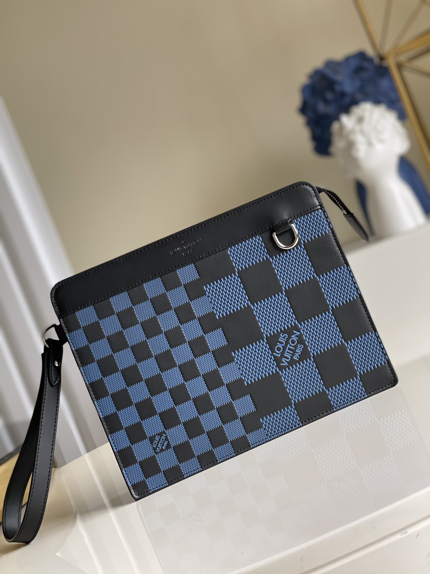 NO:396741,【Exclusive real photo N60448】STANDING Clutch Standing Clutch Dress Damier Infini 3D pattern embossed, a new way to define documents and regular items. The removable leather wristband is easy to carry, and the D-ring can fix personalized accessories. Detailed features 21 x 27 x 5 cma.,LV [original leather],louis vuitton,handbag19860909【独家实拍N60448】STANDING 手拿包Standing 手拿包身披 Damier Infini 3D 图案压纹,定义文件及常备物品的随行新法.可拆卸皮革腕带实现便捷背携,D 形环可固定个性配饰.详细特征21 x 27 x 5 cma.,LV【原厂皮】,louis vuitton,handbag,Bag