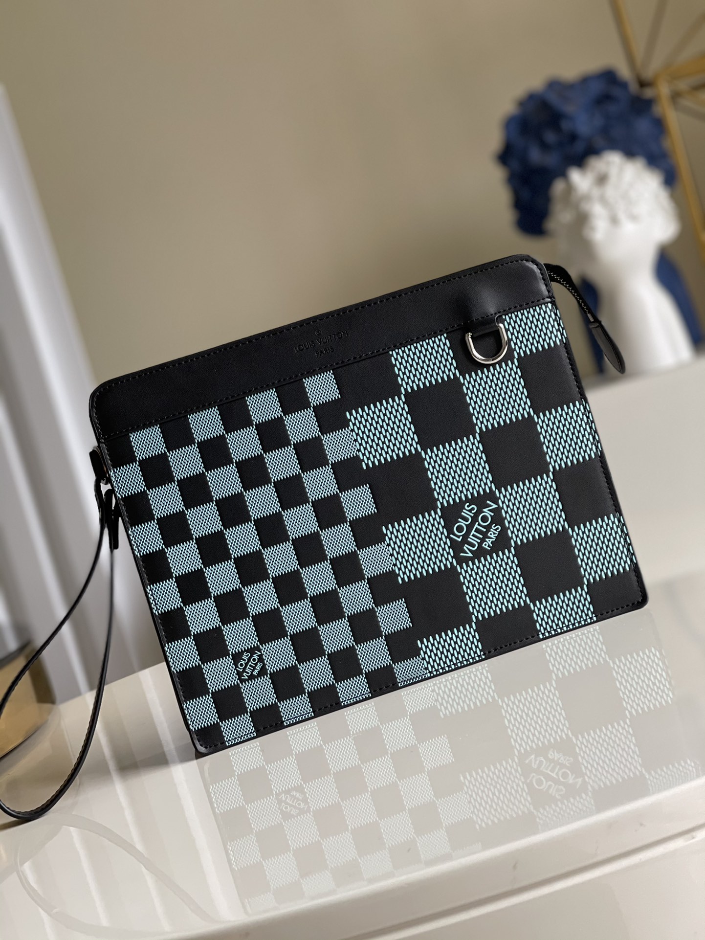 NO:396744,【Exclusive real photo N60449】STANDING Clutch Standing Clutch Dress Damier Infini 3D pattern embossed, a new way to define documents and regular items. The removable leather wristband is easy to carry, and the D-ring can fix personalized accessories. Detailed features 21 x 27 x 5 cma.,LV [original leather],louis vuitton,handbag19860909【独家实拍N60449】STANDING 手拿包Standing 手拿包身披 Damier Infini 3D 图案压纹,定义文件及常备物品的随行新法.可拆卸皮革腕带实现便捷背携,D 形环可固定个性配饰.详细特征21 x 27 x 5 cma.,LV【原厂皮】,louis vuitton,handbag,Bag