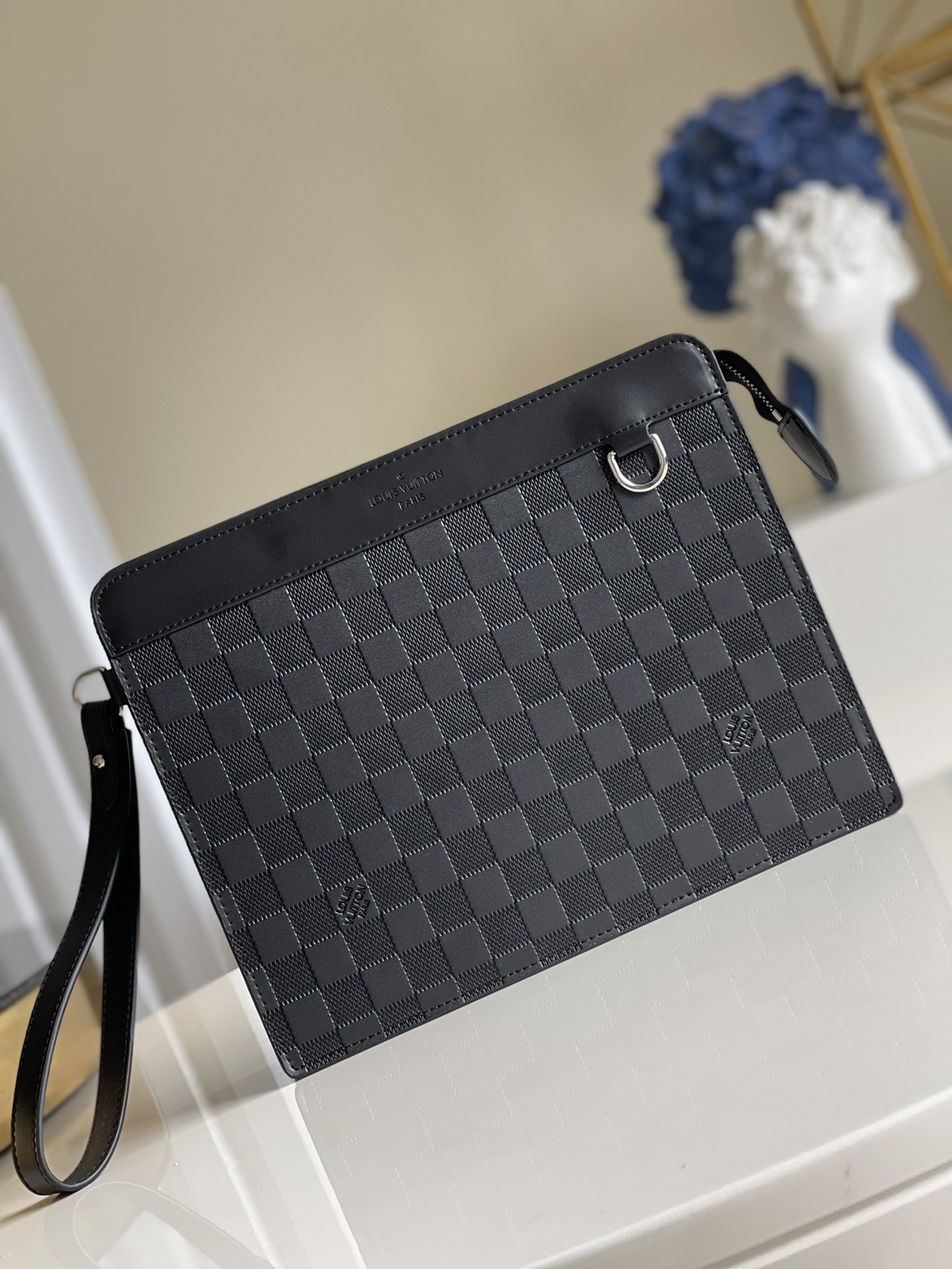 NO:396747,【Exclusive real photo N60450】STANDING Clutch Standing Clutch Dress Damier Infini 3D pattern embossed, a new way to define documents and regular items. The removable leather wristband is easy to carry, and the D-ring can fix personalized accessories. Detailed features 21 x 27 x 5 cma.,LV [original leather],louis vuitton,handbag19860909【独家实拍N60450】STANDING 手拿包Standing 手拿包身披 Damier Infini 3D 图案压纹,定义文件及常备物品的随行新法.可拆卸皮革腕带实现便捷背携,D 形环可固定个性配饰.详细特征21 x 27 x 5 cma.,LV【原厂皮】,louis vuitton,handbag,Bag