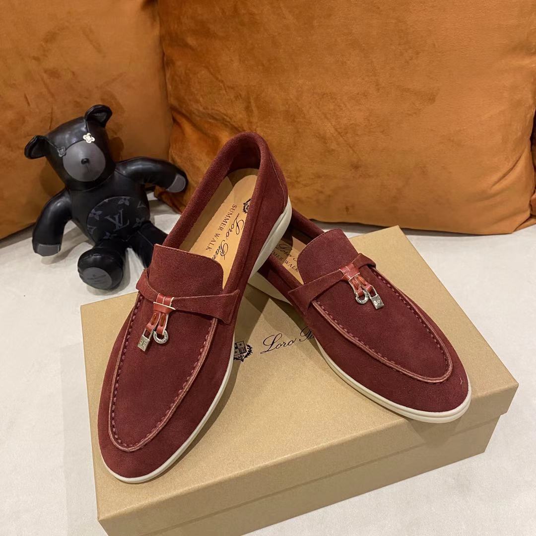 2021新款Loro Piana 
💯顶级正品级💯购买原版1:1复制💯
于1924年4月24日一手创立现有的Loro Piana公司。家族经营至今已是第六代，为讲求品味及对质量有要求的顾客提供上等的优质商品👉👉👉
进口原版高丝光牛京为面料 内里平纹小牛皮制成 手工缝制线 原版包装
码数：👩🏻35-42「41-42定制」
   👱🏻38-45  「38-44- 45定制」