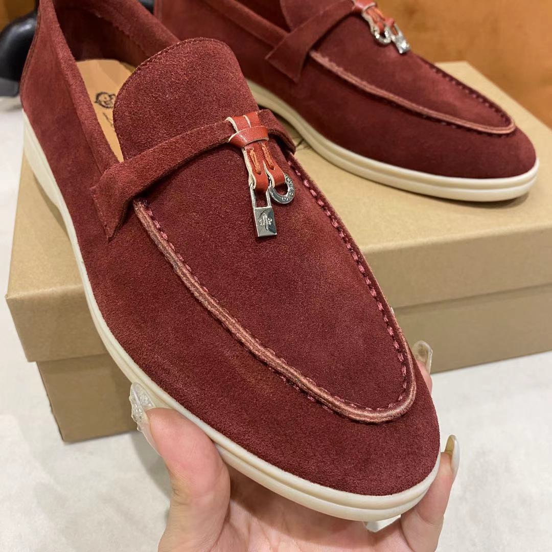 2021新款Loro Piana 
💯顶级正品级💯购买原版1:1复制💯
于1924年4月24日一手创立现有的Loro Piana公司。家族经营至今已是第六代，为讲求品味及对质量有要求的顾客提供上等的优质商品👉👉👉
进口原版高丝光牛京为面料 内里平纹小牛皮制成 手工缝制线 原版包装
码数：👩🏻35-42「41-42定制」
   👱🏻38-45  「38-44- 45定制」