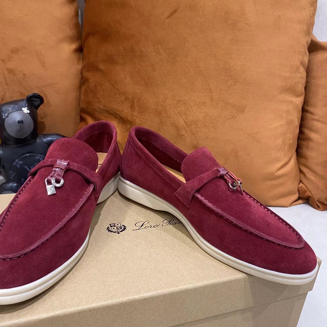 2021新款Loro Piana 
💯顶级正品级💯购买原版1:1复制💯
于1924年4月24日一手创立现有的Loro Piana公司。家族经营至今已是第六代，为讲求品味及对质量有要求的顾客提供上等的优质商品👉👉👉
进口原版高丝光牛京为面料 内里平纹小牛皮制成 手工缝制线 原版包装
码数：👩🏻35-42「41-42定制」
   👱🏻38-45  「38-44- 45定制」