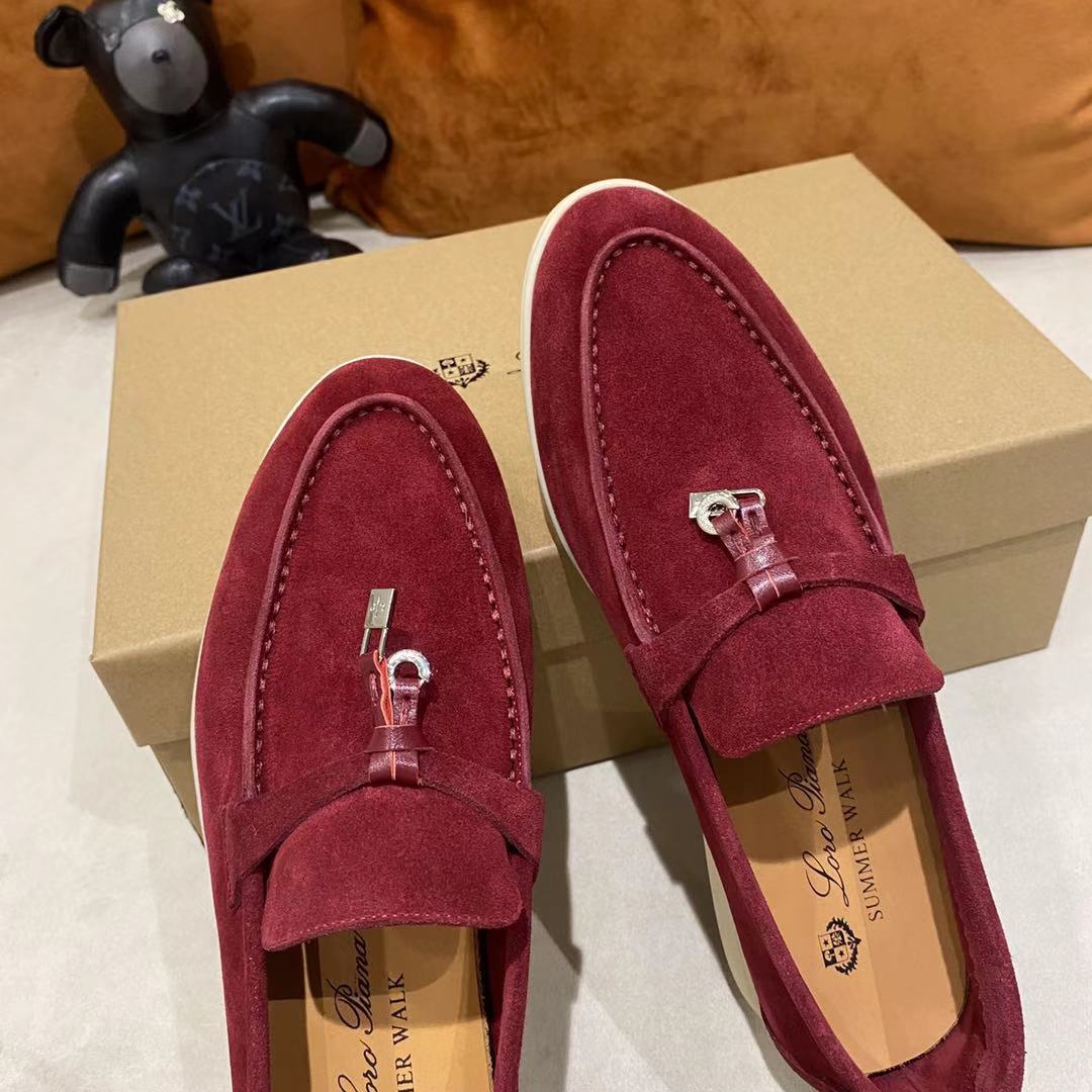 2021新款Loro Piana 
💯顶级正品级💯购买原版1:1复制💯
于1924年4月24日一手创立现有的Loro Piana公司。家族经营至今已是第六代，为讲求品味及对质量有要求的顾客提供上等的优质商品👉👉👉
进口原版高丝光牛京为面料 内里平纹小牛皮制成 手工缝制线 原版包装
码数：👩🏻35-42「41-42定制」
   👱🏻38-45  「38-44- 45定制」