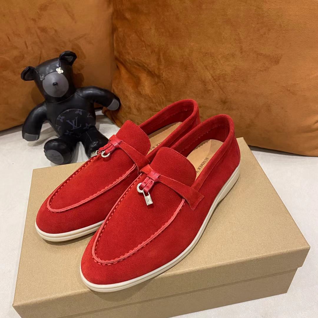 2021新款Loro Piana 
💯顶级正品级💯购买原版1:1复制💯
于1924年4月24日一手创立现有的Loro Piana公司。家族经营至今已是第六代，为讲求品味及对质量有要求的顾客提供上等的优质商品👉👉👉
进口原版高丝光牛京为面料 内里平纹小牛皮制成 手工缝制线 原版包装
码数：👩🏻35-42「41-42定制」
   👱🏻38-45  「38-44- 45定制」