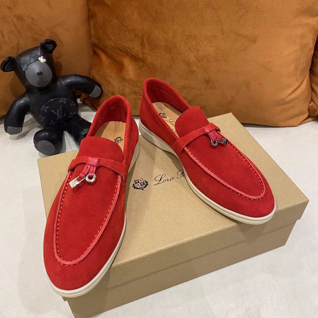 2021新款Loro Piana 
💯顶级正品级💯购买原版1:1复制💯
于1924年4月24日一手创立现有的Loro Piana公司。家族经营至今已是第六代，为讲求品味及对质量有要求的顾客提供上等的优质商品👉👉👉
进口原版高丝光牛京为面料 内里平纹小牛皮制成 手工缝制线 原版包装
码数：👩🏻35-42「41-42定制」
   👱🏻38-45  「38-44- 45定制」