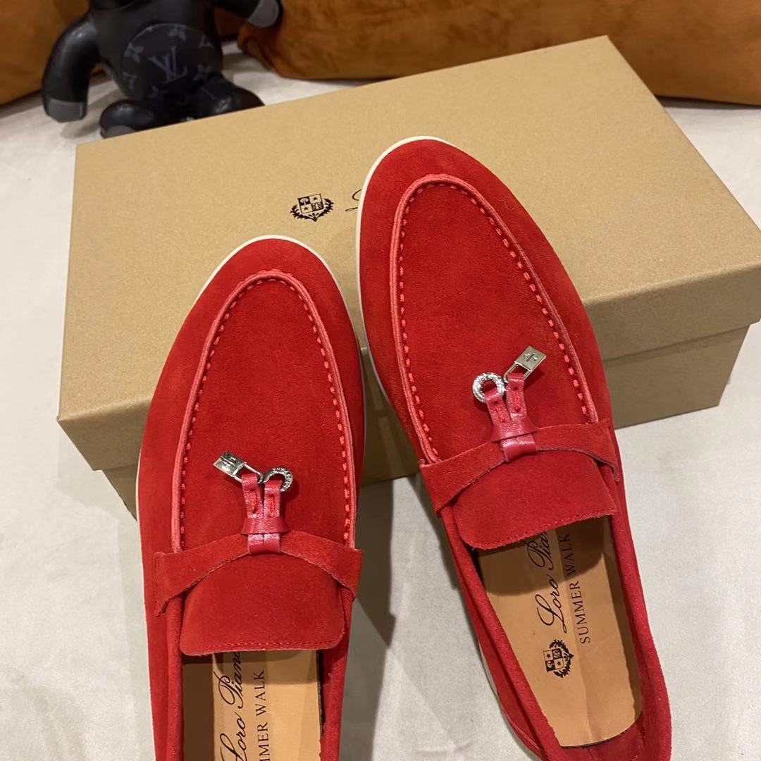 2021新款Loro Piana 
💯顶级正品级💯购买原版1:1复制💯
于1924年4月24日一手创立现有的Loro Piana公司。家族经营至今已是第六代，为讲求品味及对质量有要求的顾客提供上等的优质商品👉👉👉
进口原版高丝光牛京为面料 内里平纹小牛皮制成 手工缝制线 原版包装
码数：👩🏻35-42「41-42定制」
   👱🏻38-45  「38-44- 45定制」