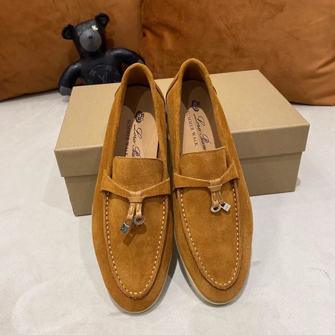 2021新款Loro Piana 
💯顶级正品级💯购买原版1:1复制💯
于1924年4月24日一手创立现有的Loro Piana公司。家族经营至今已是第六代，为讲求品味及对质量有要求的顾客提供上等的优质商品👉👉👉
进口原版高丝光牛京为面料 内里平纹小牛皮制成 手工缝制线 原版包装
码数：👩🏻35-42「41-42定制」
   👱🏻38-45  「38-44- 45定制」