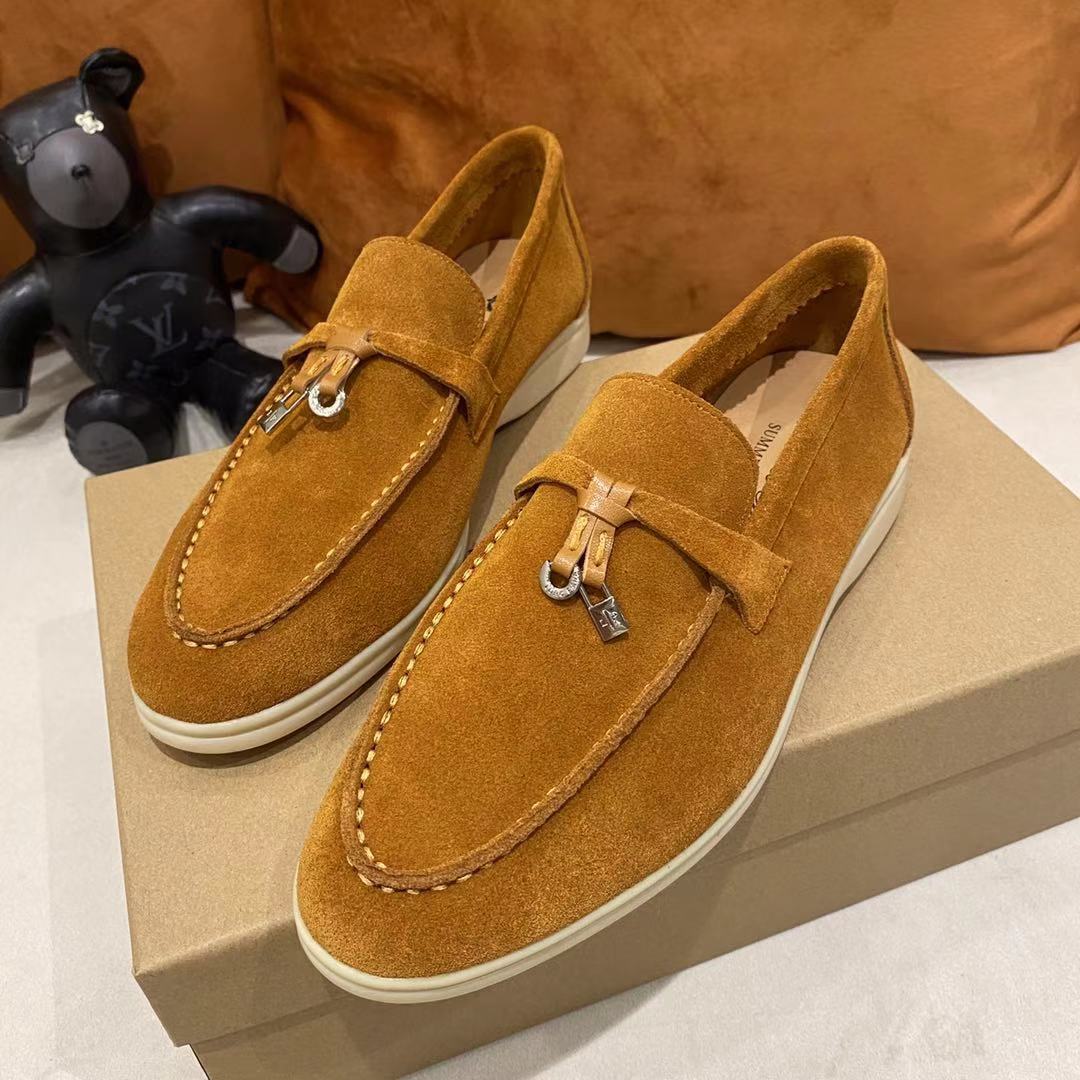 2021新款Loro Piana 
💯顶级正品级💯购买原版1:1复制💯
于1924年4月24日一手创立现有的Loro Piana公司。家族经营至今已是第六代，为讲求品味及对质量有要求的顾客提供上等的优质商品👉👉👉
进口原版高丝光牛京为面料 内里平纹小牛皮制成 手工缝制线 原版包装
码数：👩🏻35-42「41-42定制」
   👱🏻38-45  「38-44- 45定制」