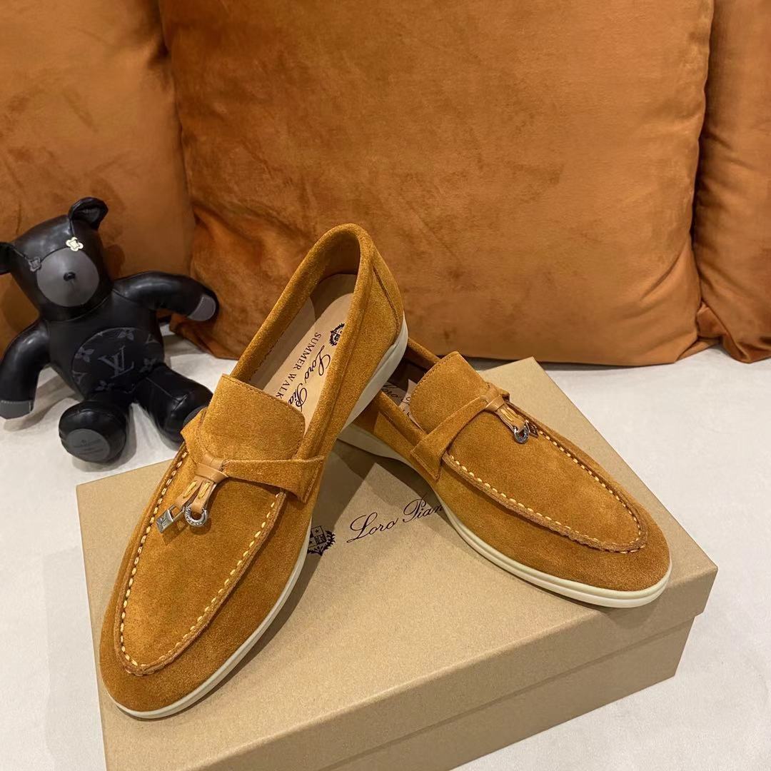 2021新款Loro Piana 
💯顶级正品级💯购买原版1:1复制💯
于1924年4月24日一手创立现有的Loro Piana公司。家族经营至今已是第六代，为讲求品味及对质量有要求的顾客提供上等的优质商品👉👉👉
进口原版高丝光牛京为面料 内里平纹小牛皮制成 手工缝制线 原版包装
码数：👩🏻35-42「41-42定制」
   👱🏻38-45  「38-44- 45定制」